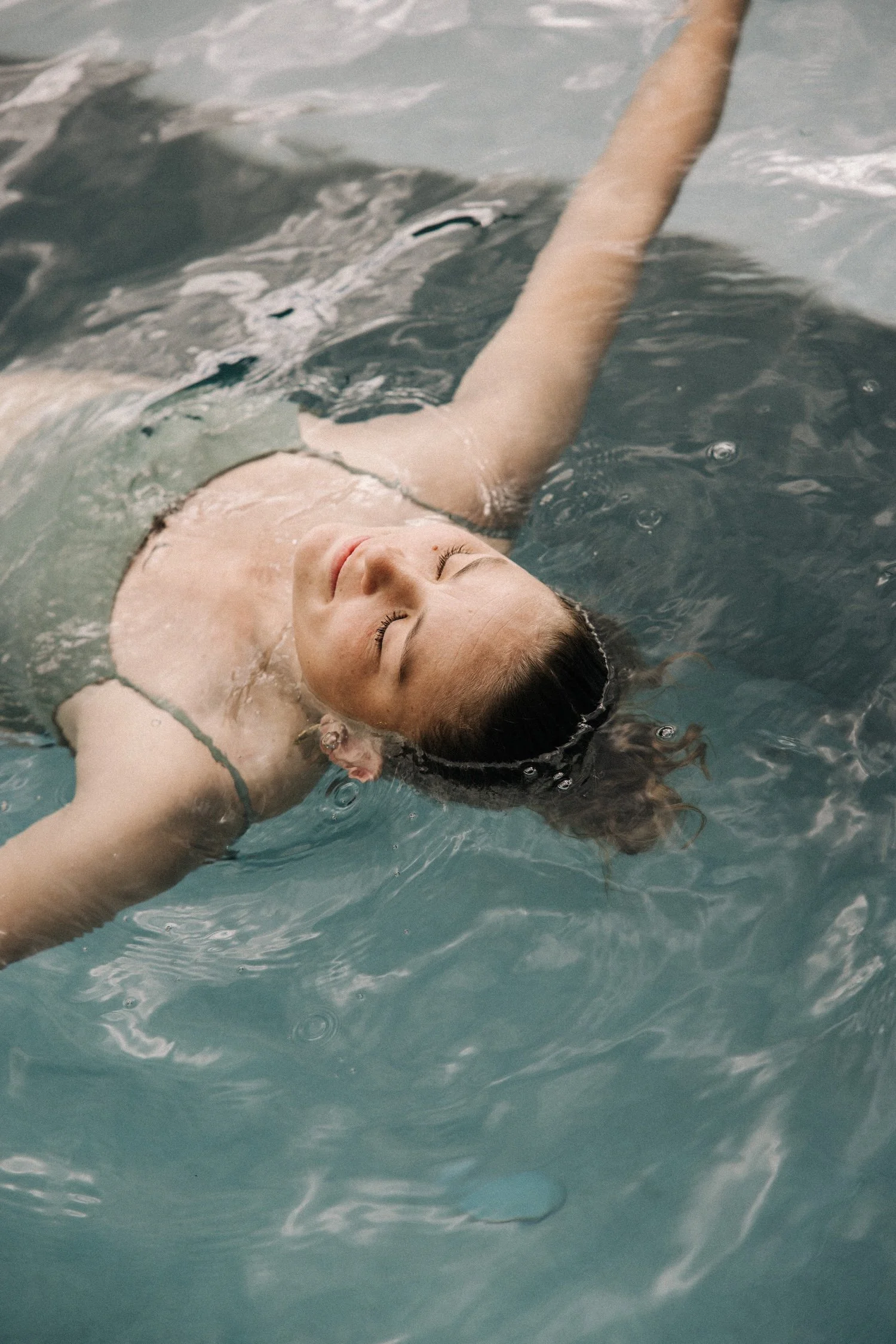 A customer relaxing back into the pool at Bathe Hot Pools Queenstown.
