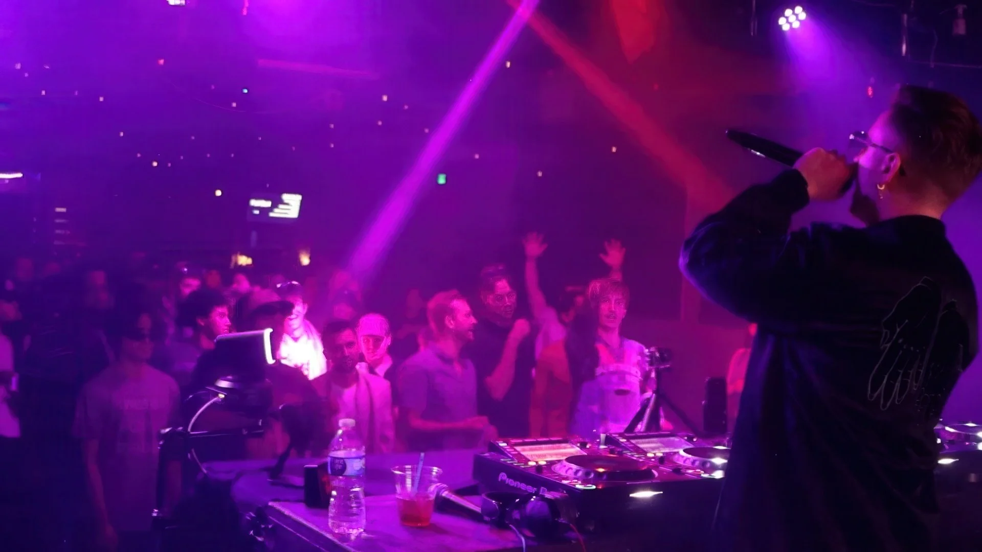 horizonatal grayson on mic-gigapixel-low resolution v2-1x-faceai v2.jpg