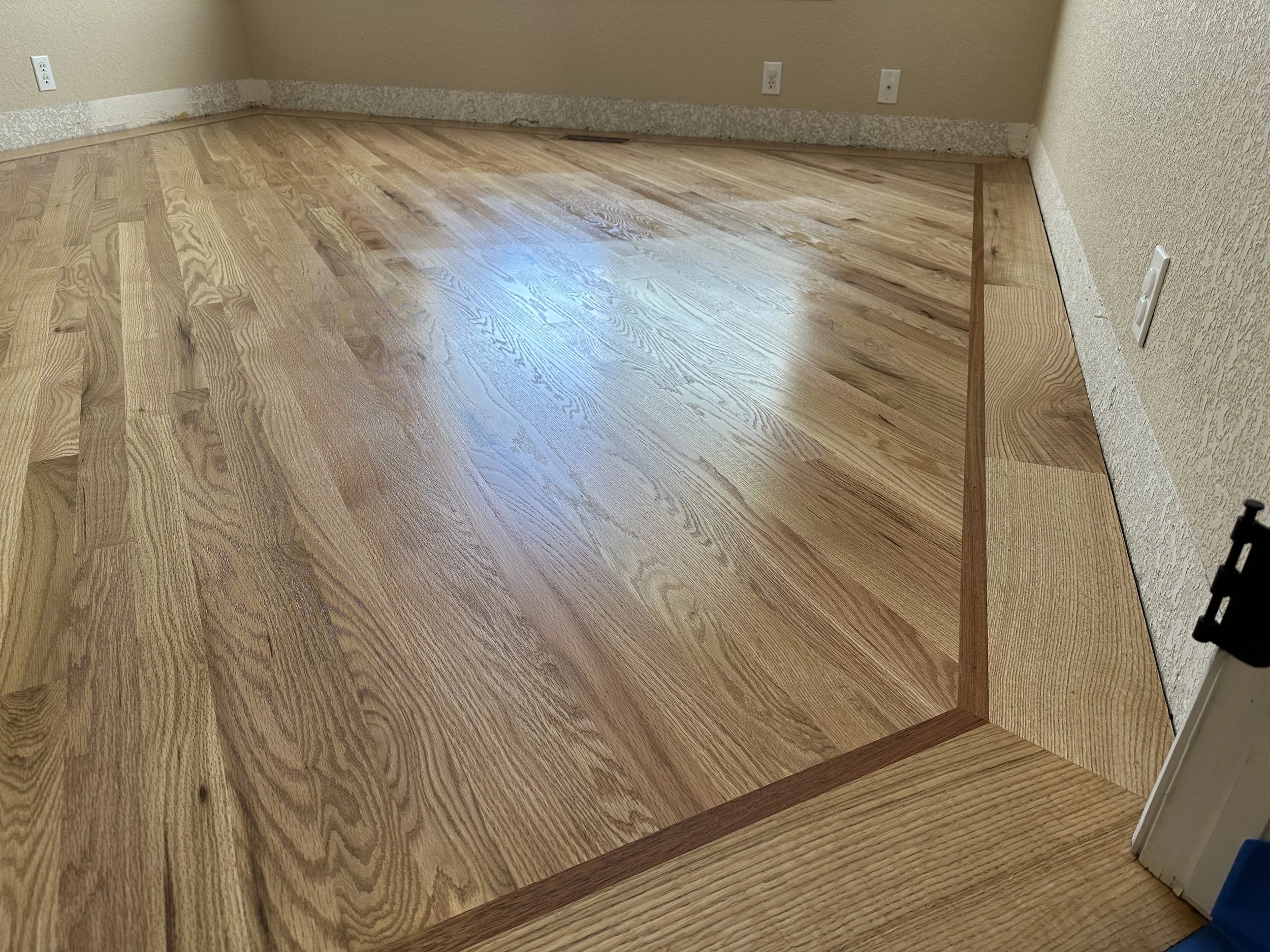 South Highlands Ranch / Castle Pines Hardwood Floor in Small Room with Unique Border Design