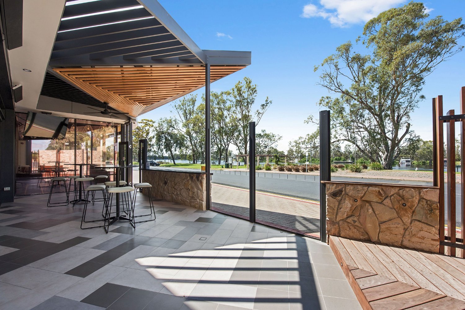 Michael-Kregar-Commercial-Builder-Berri-Hotel-Alfresco-Dining.jpeg