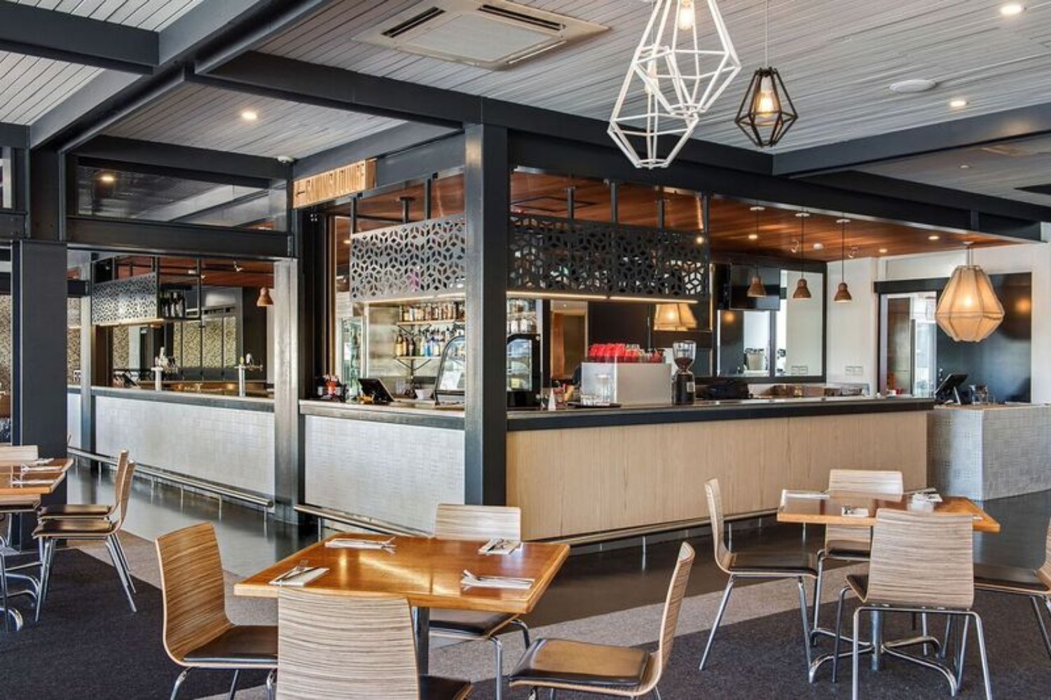 Michael-Kregar-Commercial-Builder-Berri-Hotel-Dining.jpeg