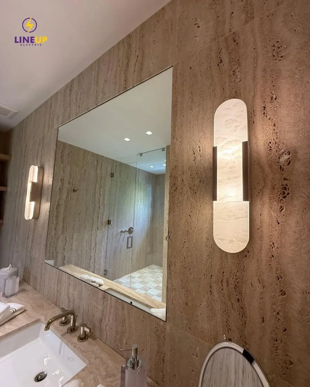 Lighting that transforms spaces.
A well-designed lighting project brings comfort, elegance, and functionality, highlighting every detail and creating the perfect atmosphere for your environment.

#LightingDesign #ArchitecturalLighting #InteriorLighti