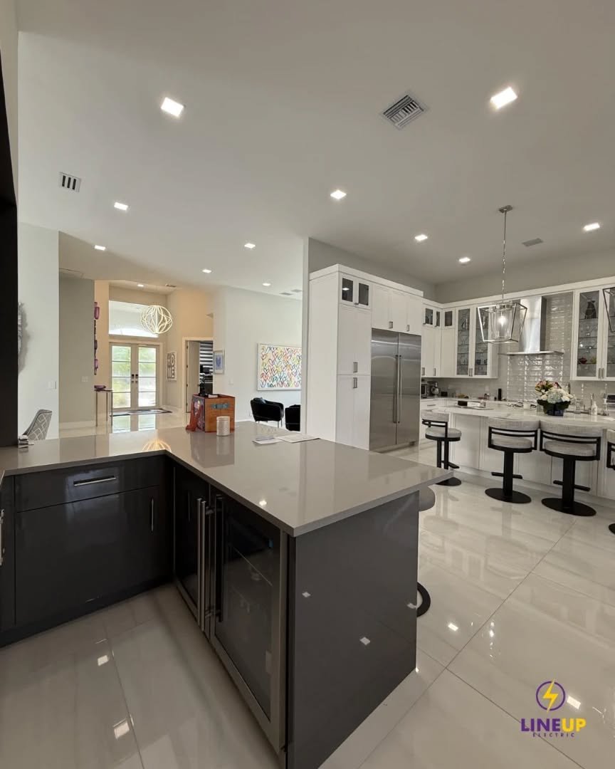 Clean lines, perfect lighting, and details that elevate the entire space ✨
A well-designed lighting project transforms kitchens into elegant, functional, and welcoming environments. Every point of light makes a difference.

#LightingDesign #InteriorL