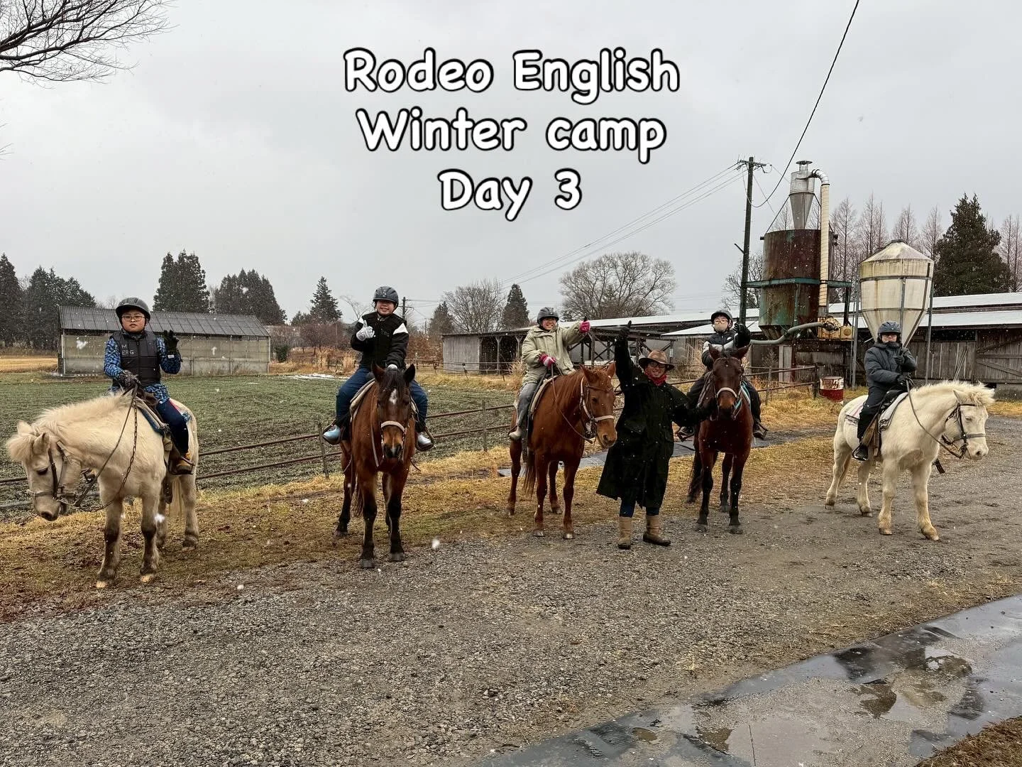⛄️英語アドベンチャーウィンターキャンプ最終日⛄️

最終日は乗馬に始まり、蹄鉄に色をつけたり、英語で会話を学んだり、充実の時間をみんなと過ごせたのではないかと思います🥲
お互いを知らない参加者同士も、時間を共にする中でまた会いたい仲間となりました🥺

お熱や急な都合で残念ながらキャンセルとなったお友達もいましたが、笑顔の絶えない時間となったかと思います。
@el.ranchogrande の皆様にはとてもお世話になりました。素敵な場所ですので、Rodeo Englishのシーズナルキャンプ