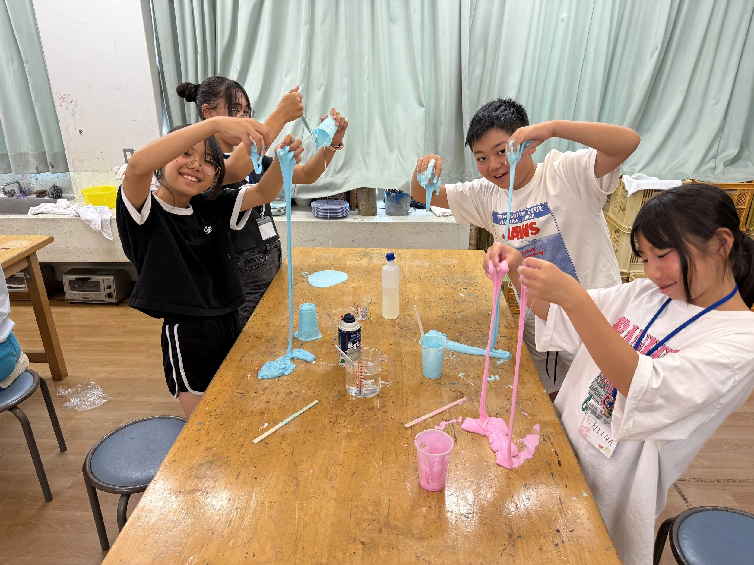 子供たちが色とりどりの粘土で遊んでいる様子
