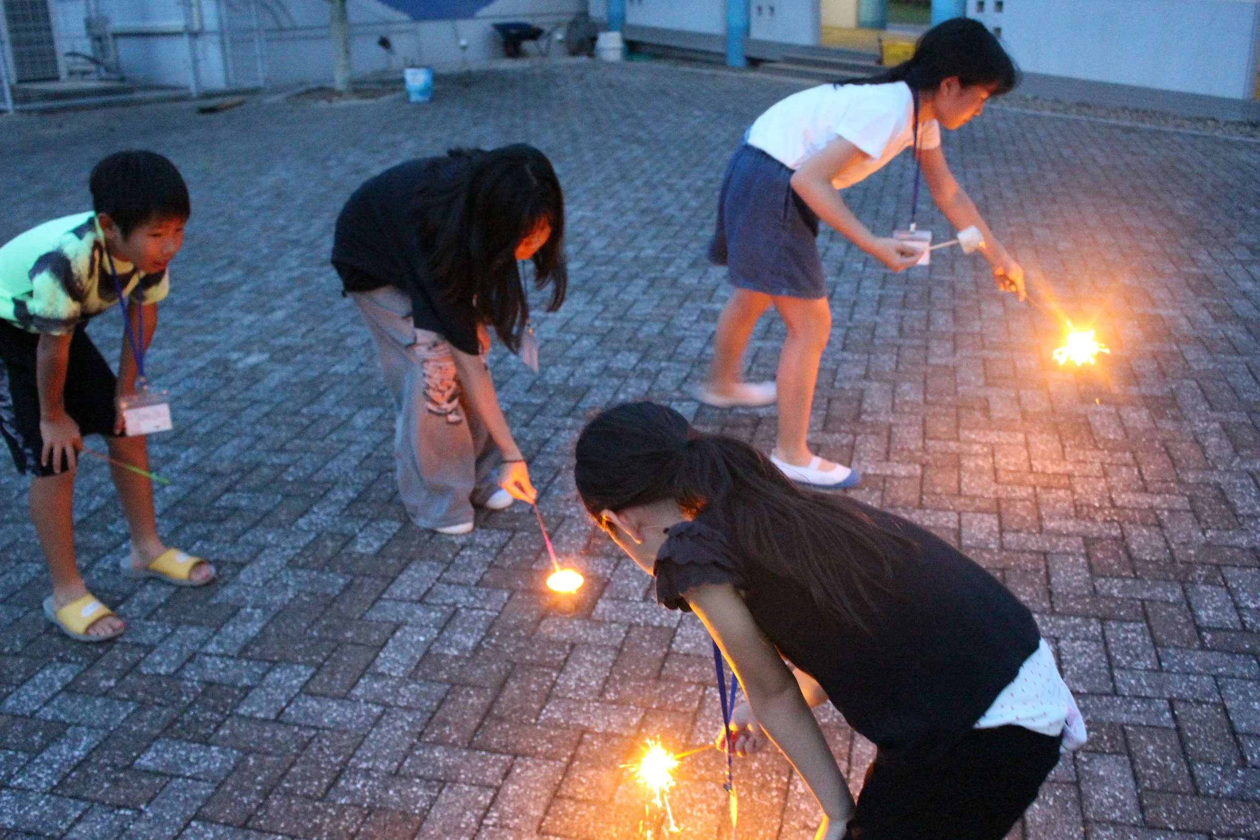 子供たちが夜に花火を楽しんでいる様子。