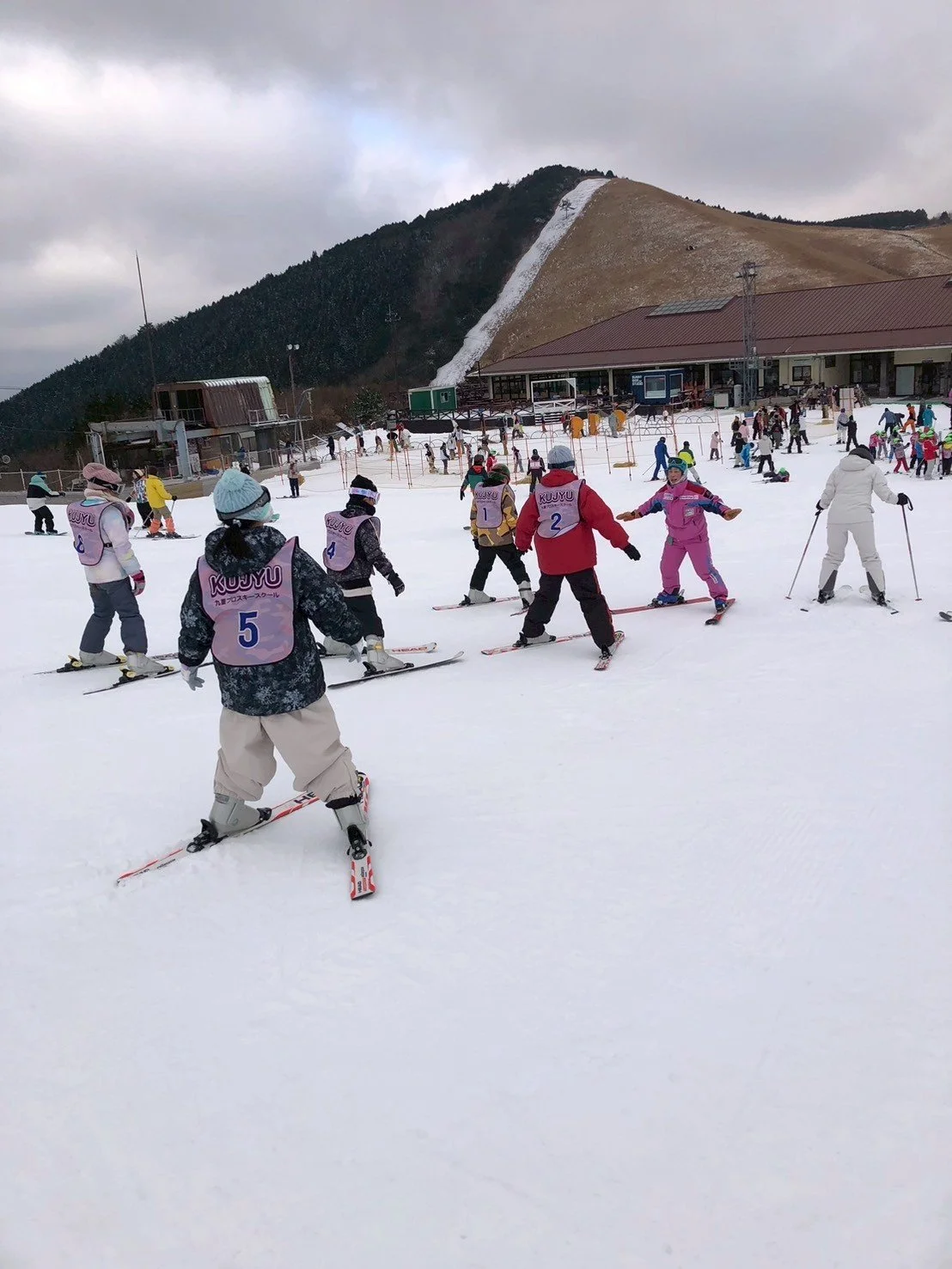 スキー教室で子供たちがスキーを練習している雪景色の風景