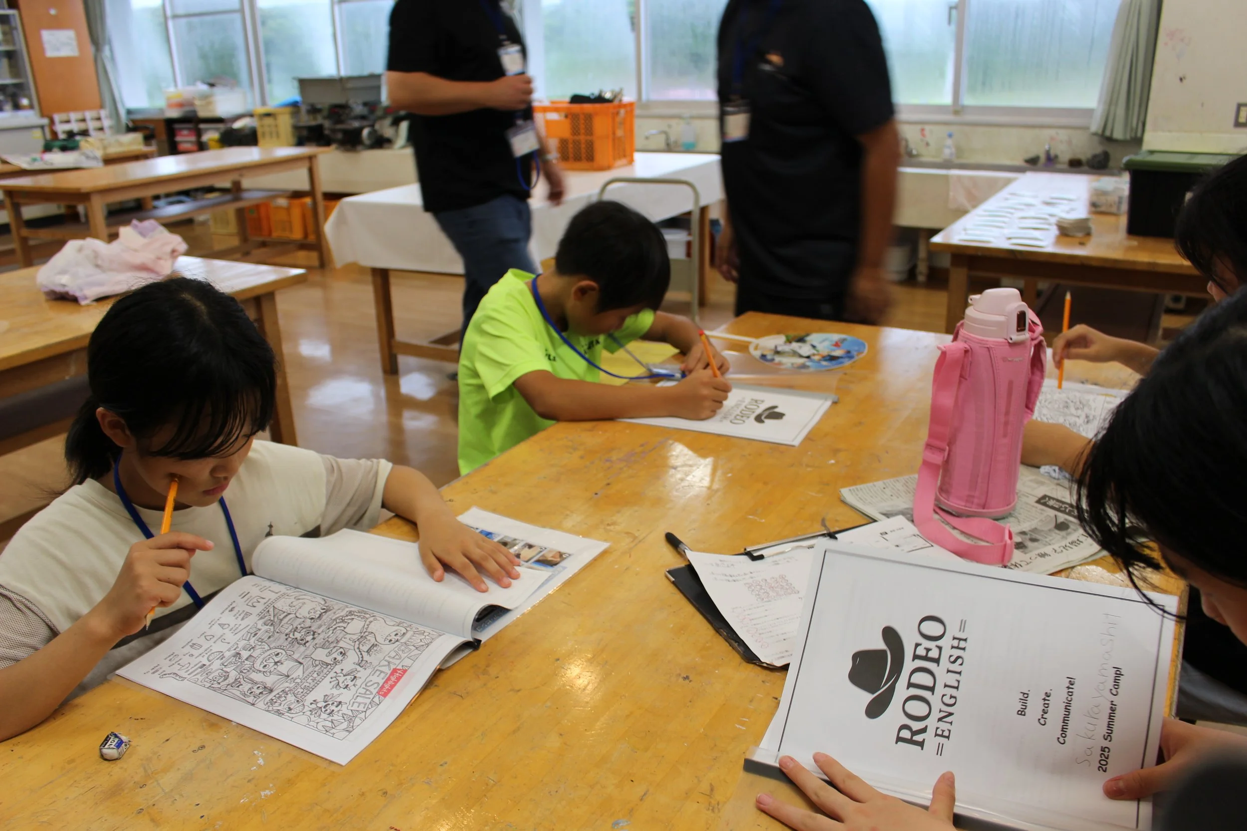 教室内で子供たちが本や教材を読んでいる様子。