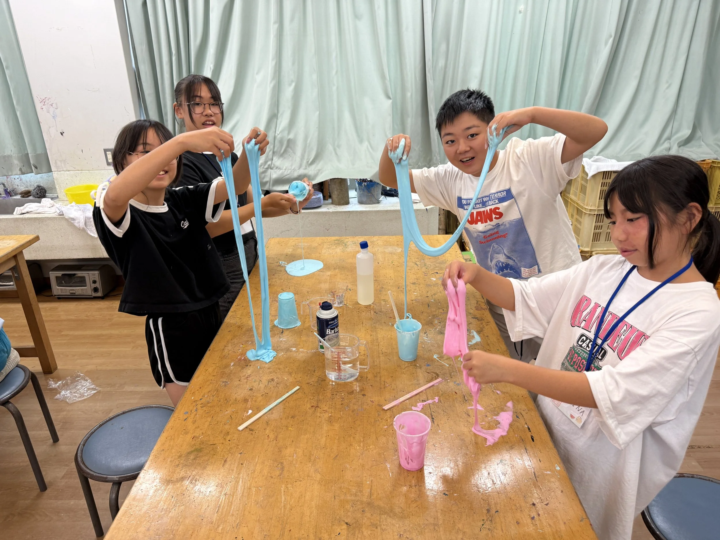 子供たちが色水遊びをしている様子