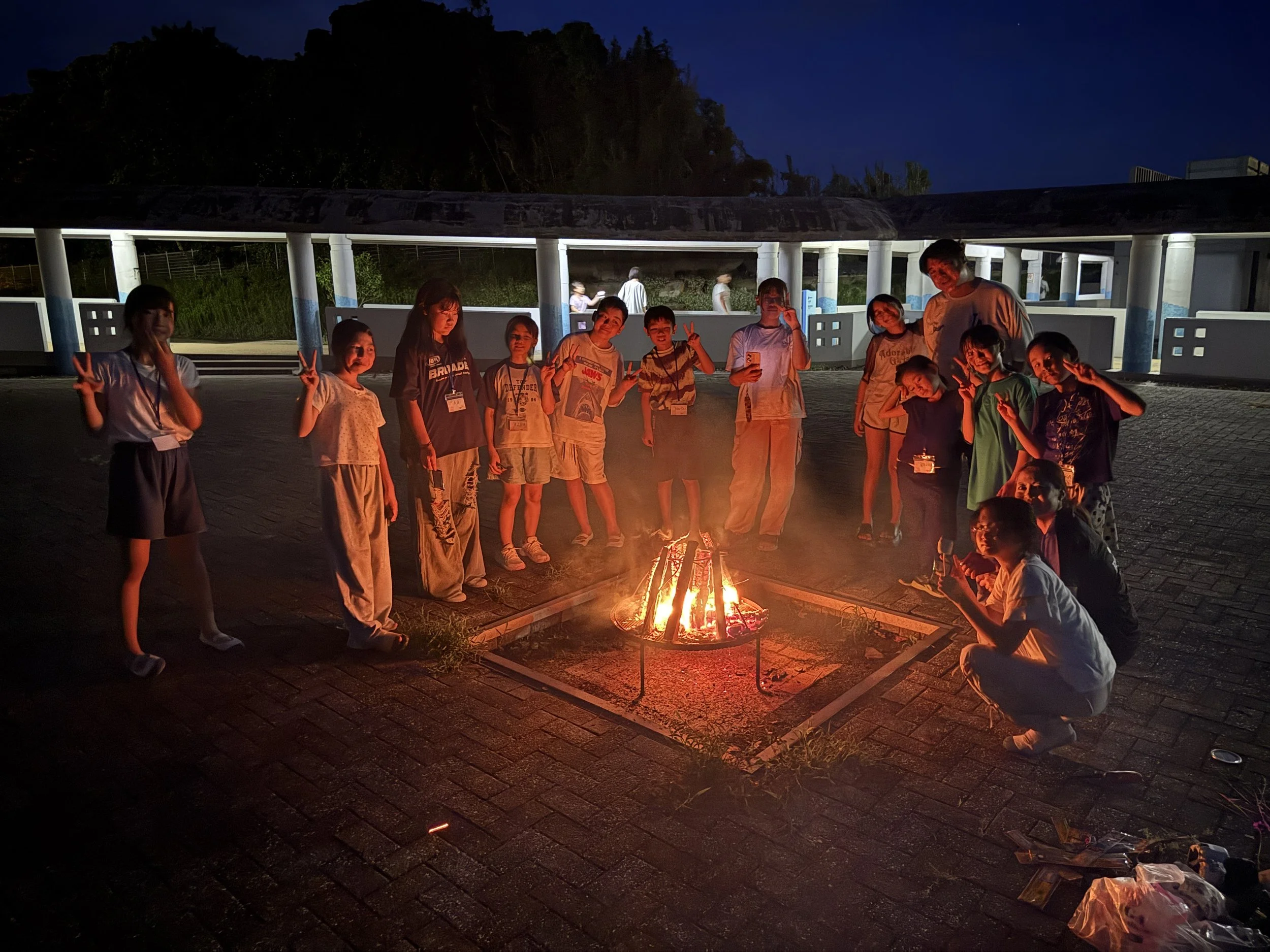 焚き火を囲む子供たちのグループの写真