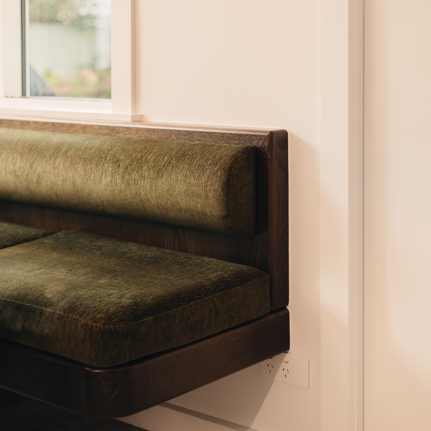 08-woburn-kitchen-green-velvet-bench-seat.png