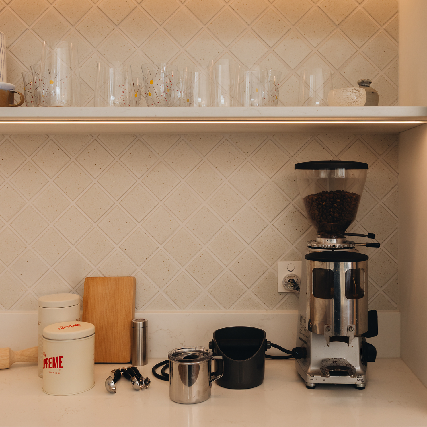 18-woburn-kitchen-open-shelving-coffee-station.png