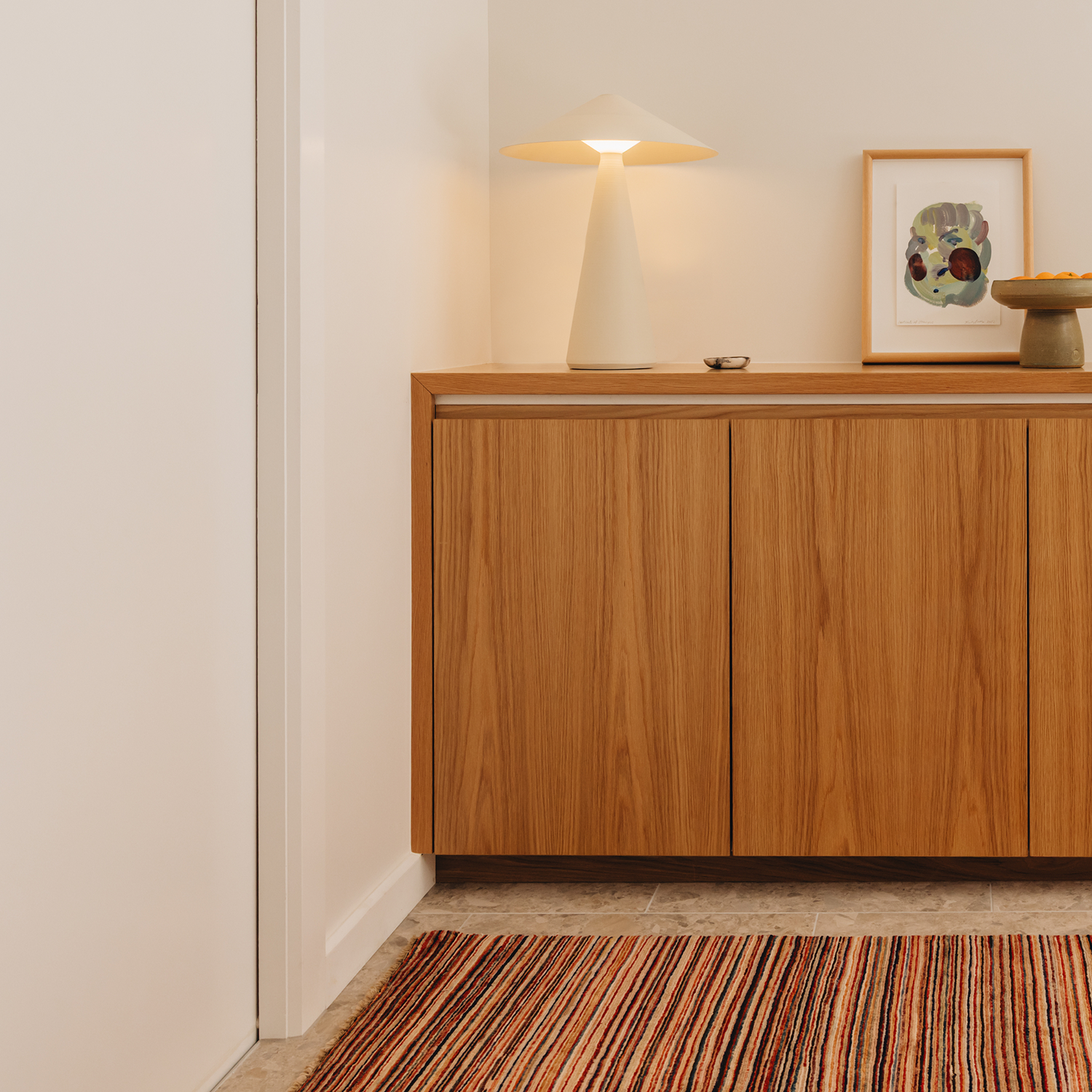 03-woburn-kitchen-timber-credenza-lamp-artwork.png