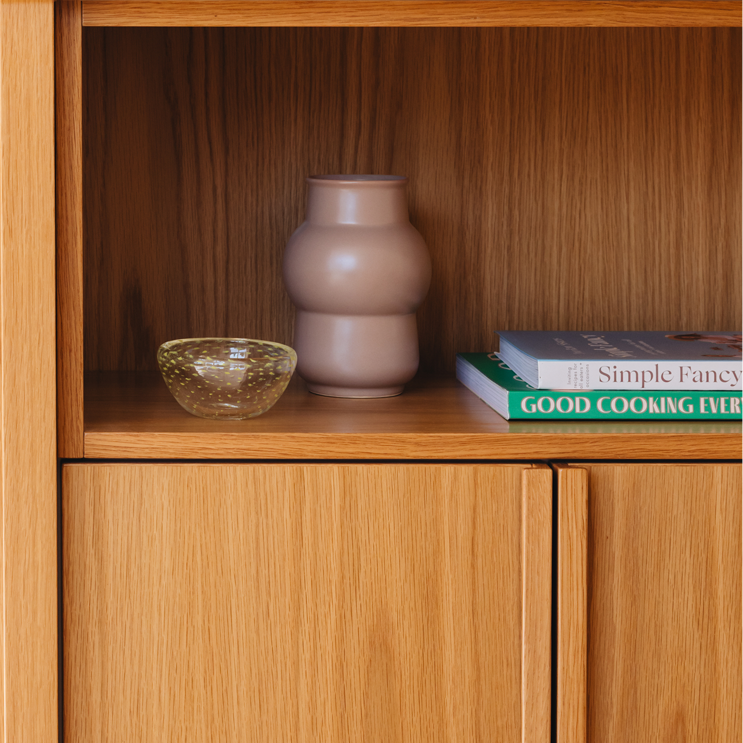 19-woburn-kitchen-timber-shelf-vase-cookbooks.png