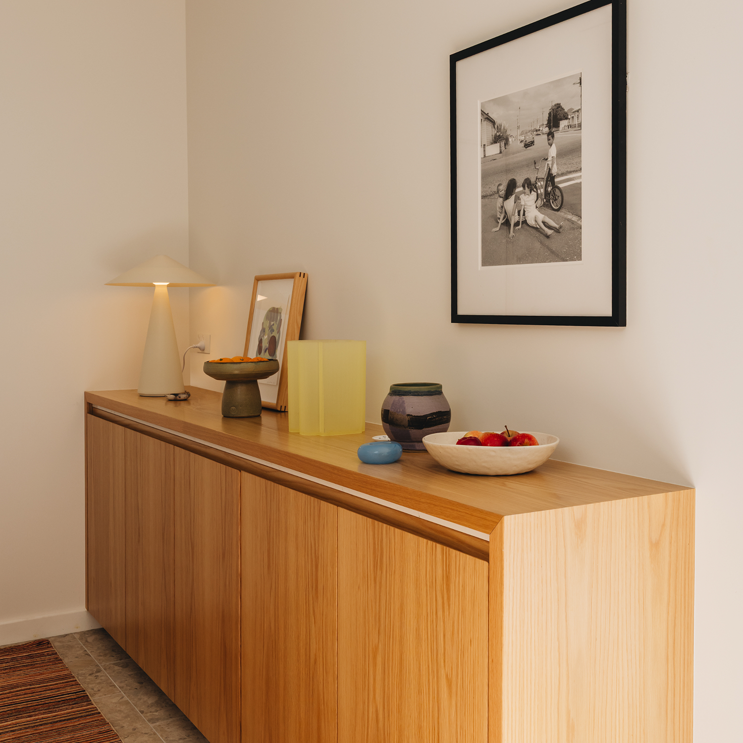 21-woburn-kitchen-storage-credenza-lamp-ceramics.png