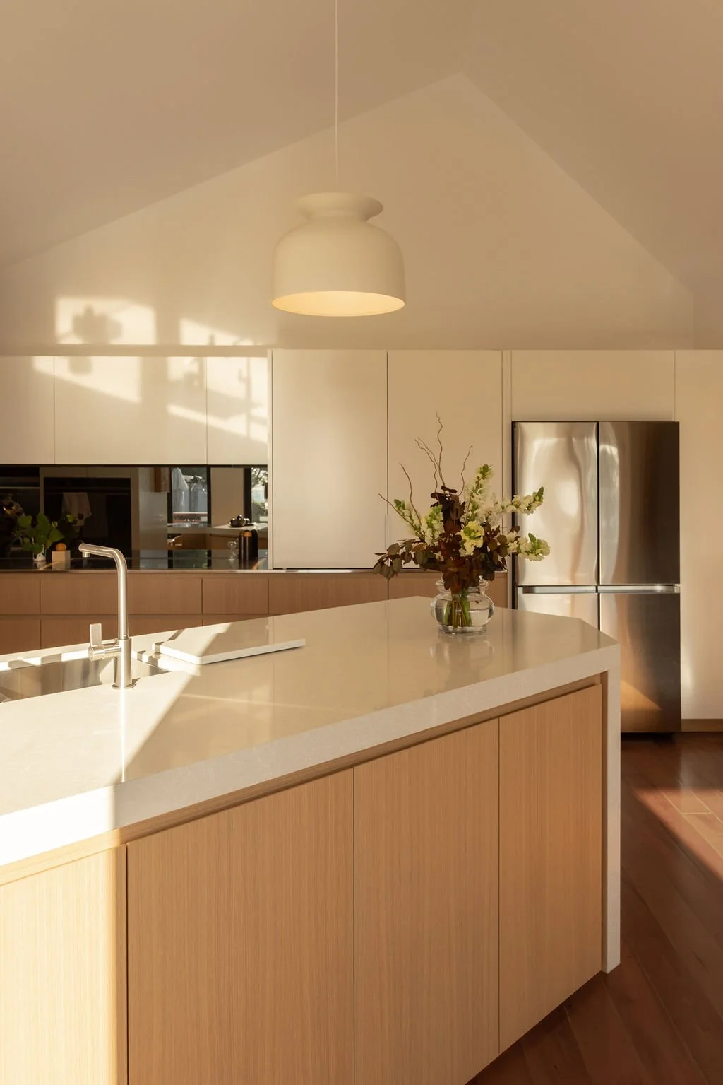 Sophisticated-Warm-Entertainers-Kitchen-Design-NZ-HonourCreative-sun.jpg