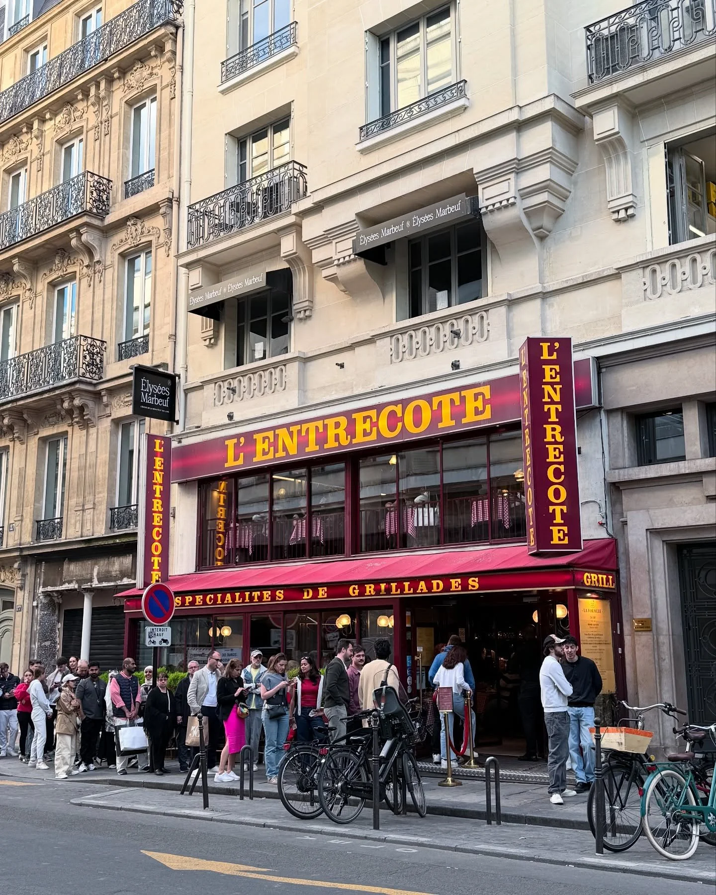 One of our favorite spots we keep going back to! 

@lentrecotedeparis 

#PittsInParis
#candjholiday