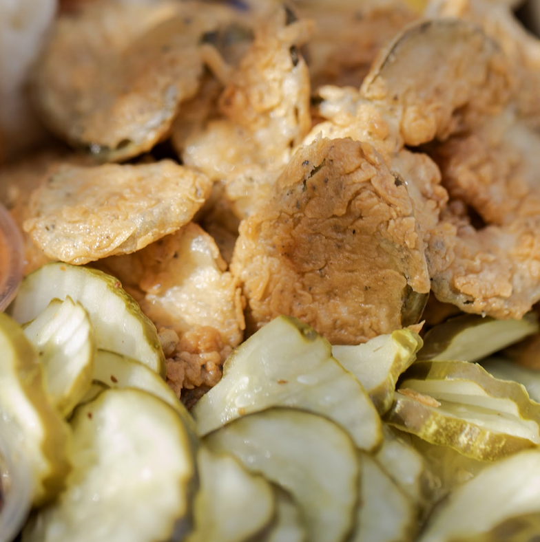Fried pickles and regular pickle slices