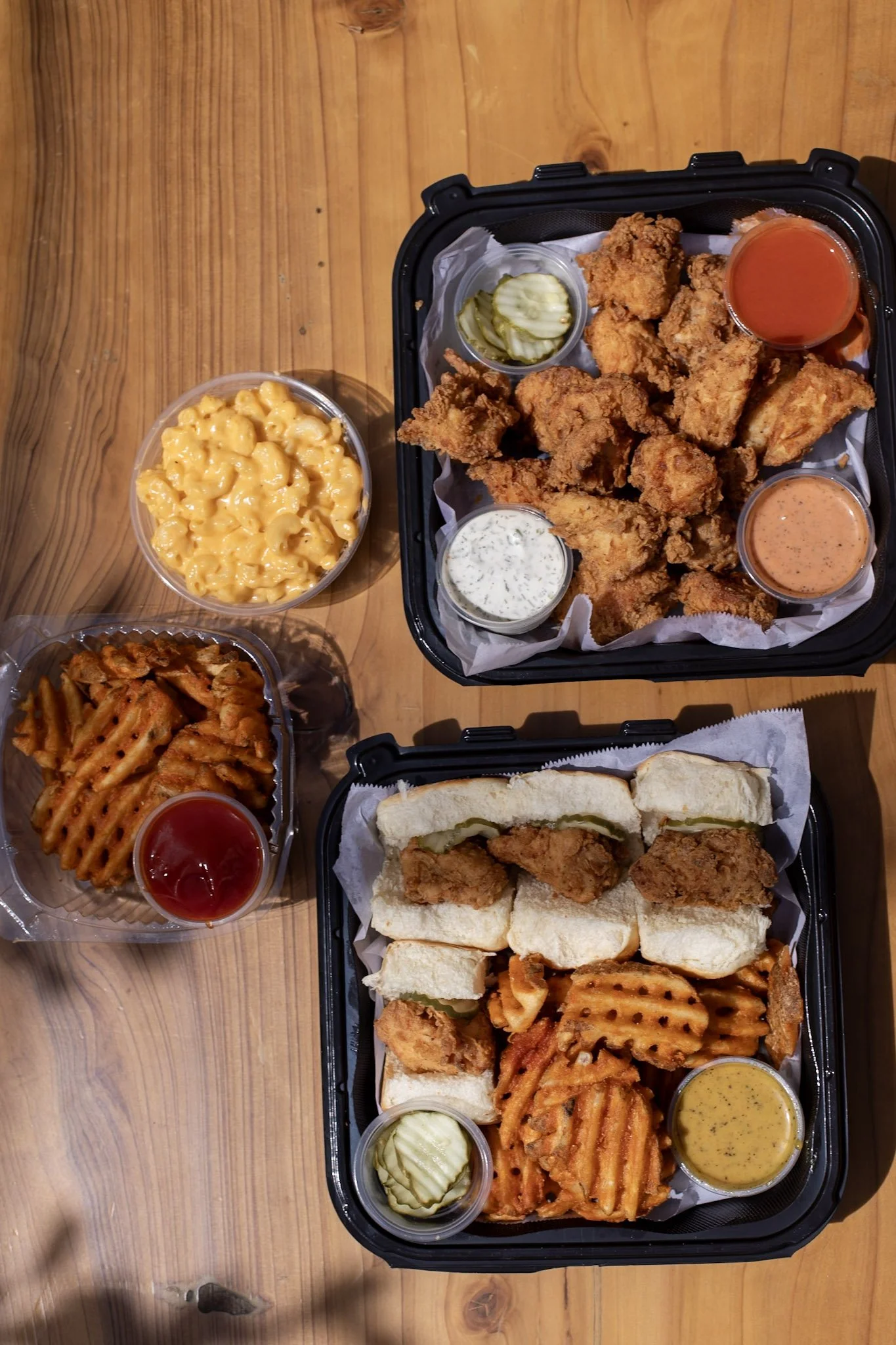 Trays with waffle fries, chicken nugget sliders, chicken nuggets, waffle fries, and Mac and cheese.