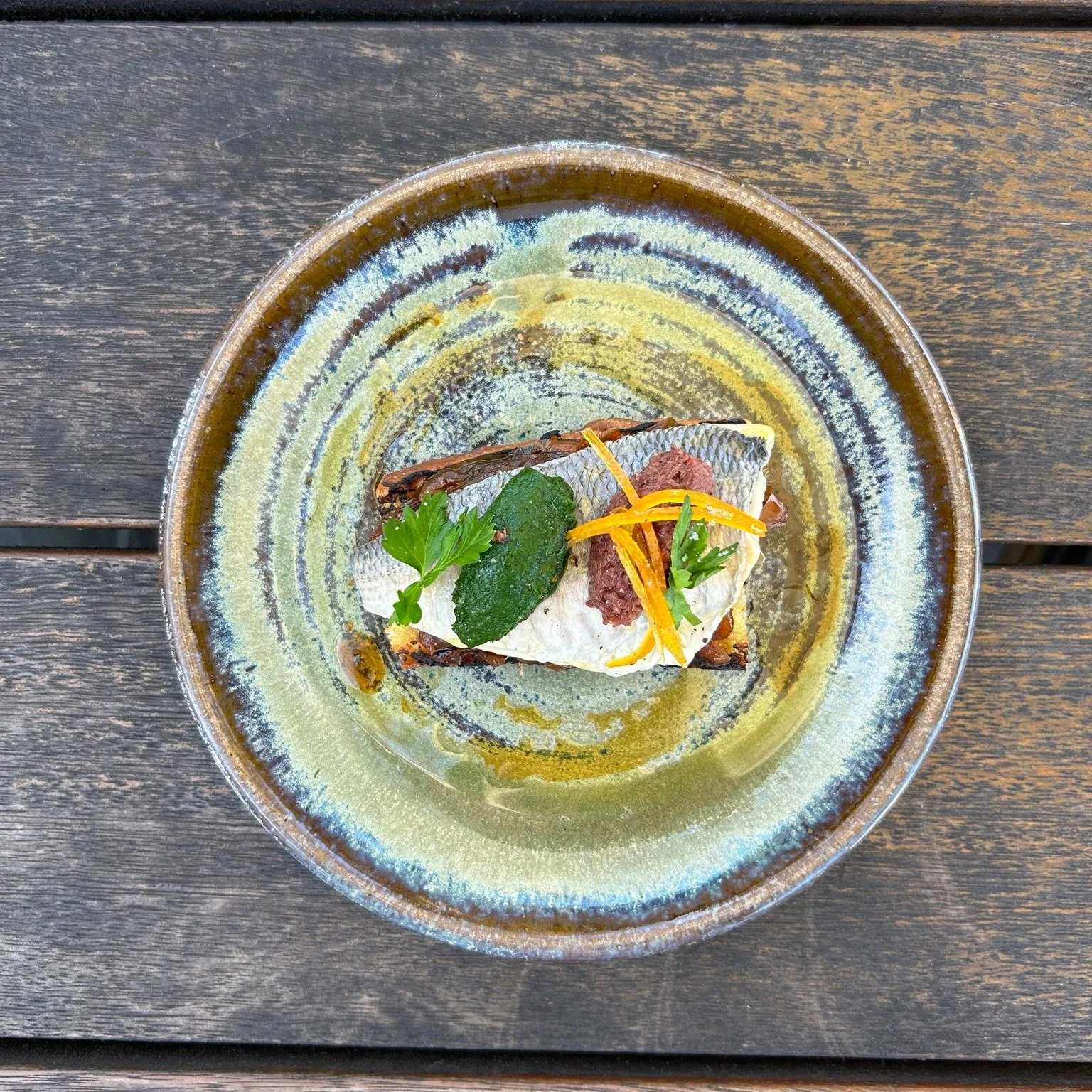 🐟 
applewood smoked tommy ruff crostini
onion jam
olive tapenade 
carra orange + parsley 🌿
