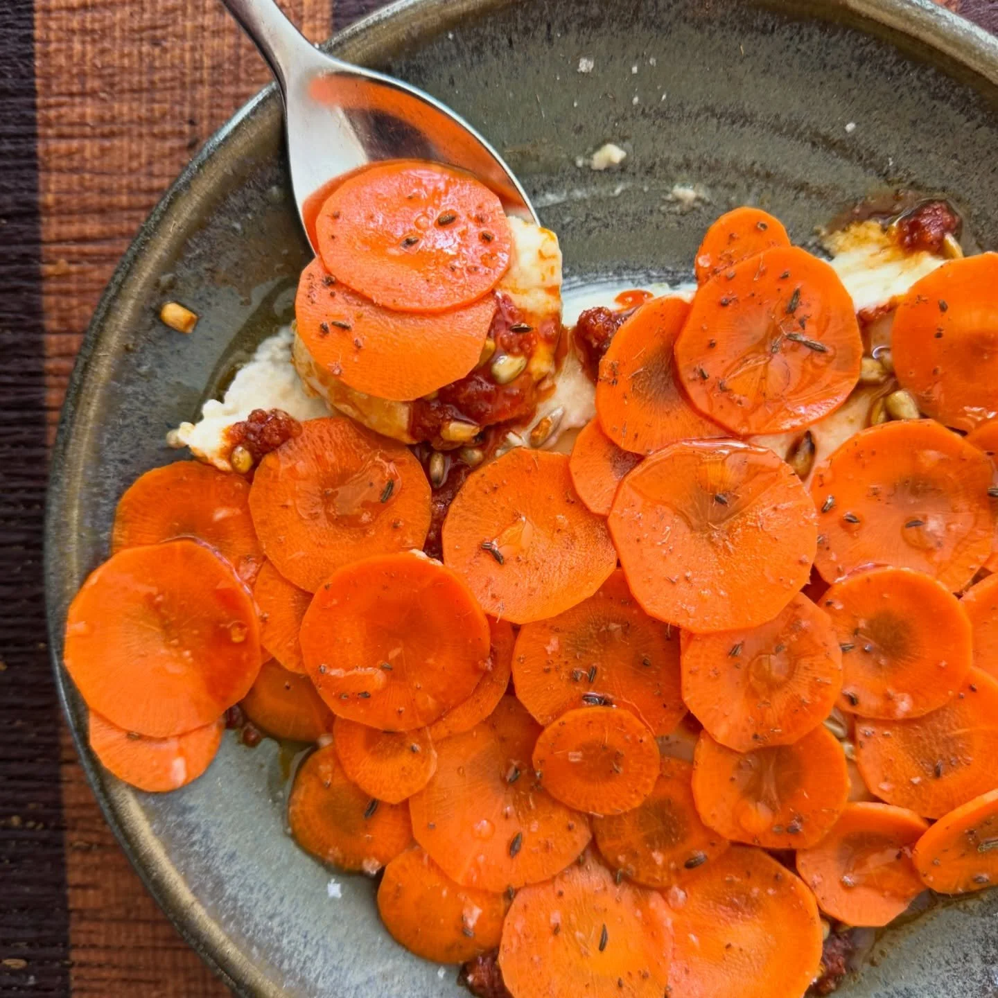 Summer of herringbone continues&hellip;.
.
.
whipped cannellini bean 
fermented carrots 
n&rsquo;djua 
orange blossom honey 
toasted carraway 
.
.
#summer