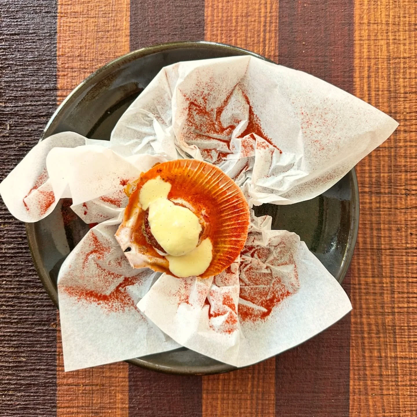 THE OG SCALLOP IS BACK ⚡️⚡️
.
.
baked wa scallop in nori butter
n&rsquo;djua + smoky paprika
sauce soubise 
.
🌊 🐷 
.