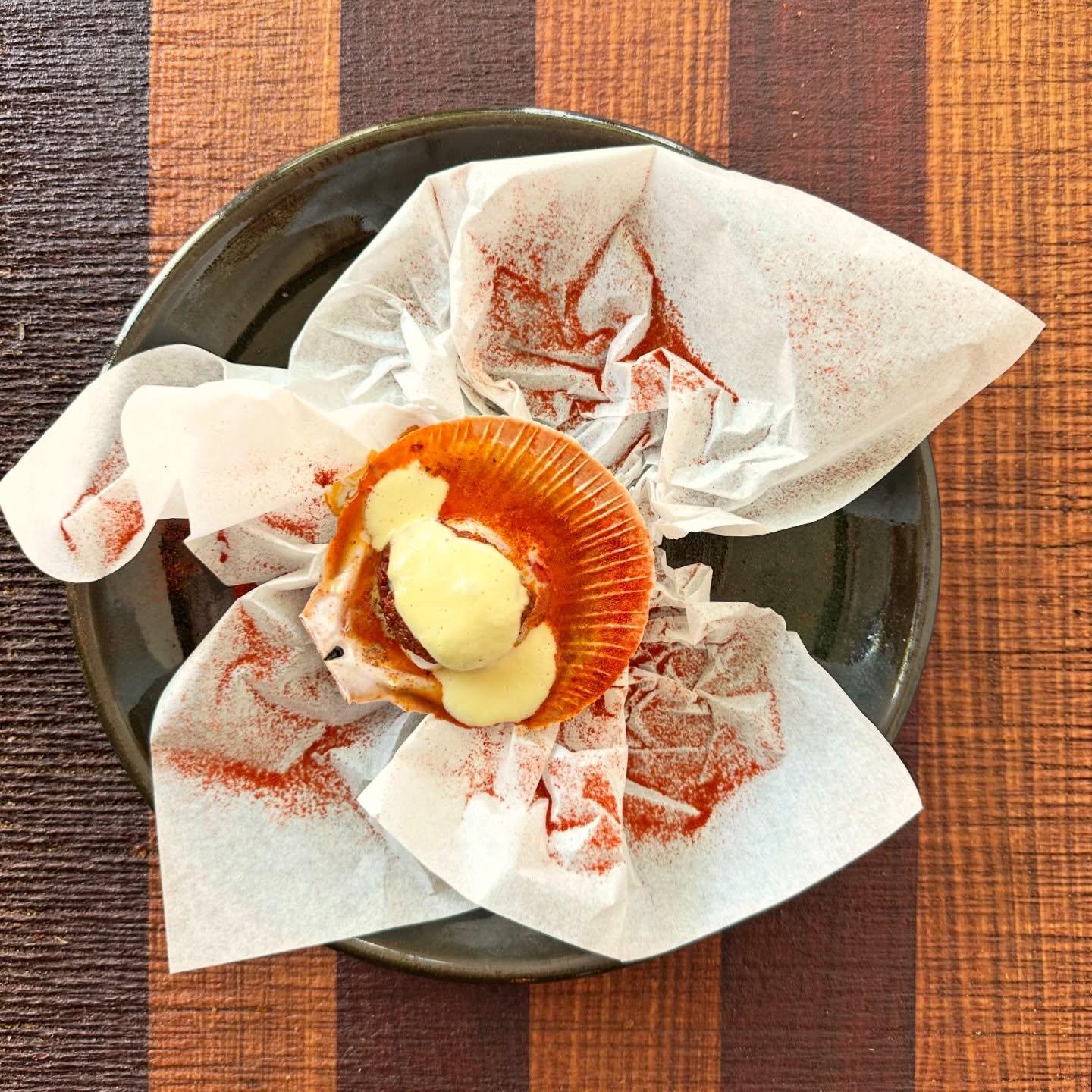 THE OG SCALLOP IS BACK ⚡️⚡️
.
.
baked wa scallop in nori butter
n&rsquo;djua + smoky paprika
sauce soubise 
.
🌊 🐷 
.
