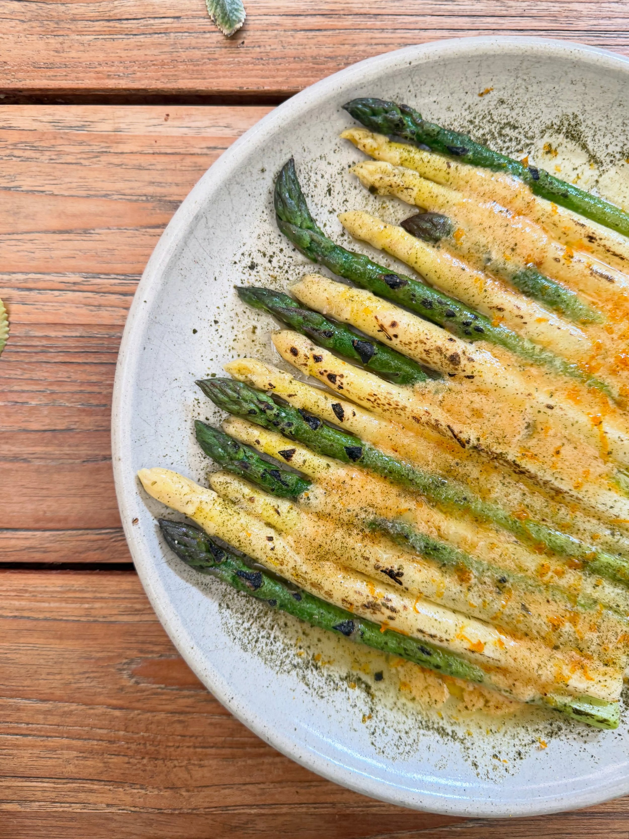 A simple plate of local white and green asparagus 
.
.
burnt orange + miso butter 
tasmanian wakame 
chardonnay mignonette 
.
.
#spring