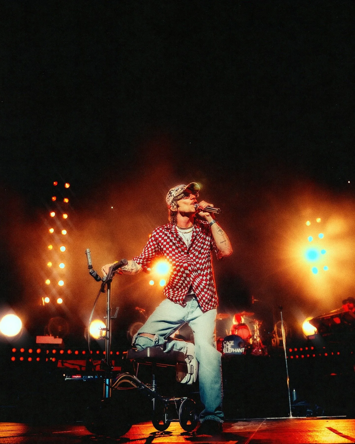 ten thousand people stand alone now, @cagetheelephant 

had the incredible opportunity of photographing cage the elephant for @renegademag_ at @centrebell ✨