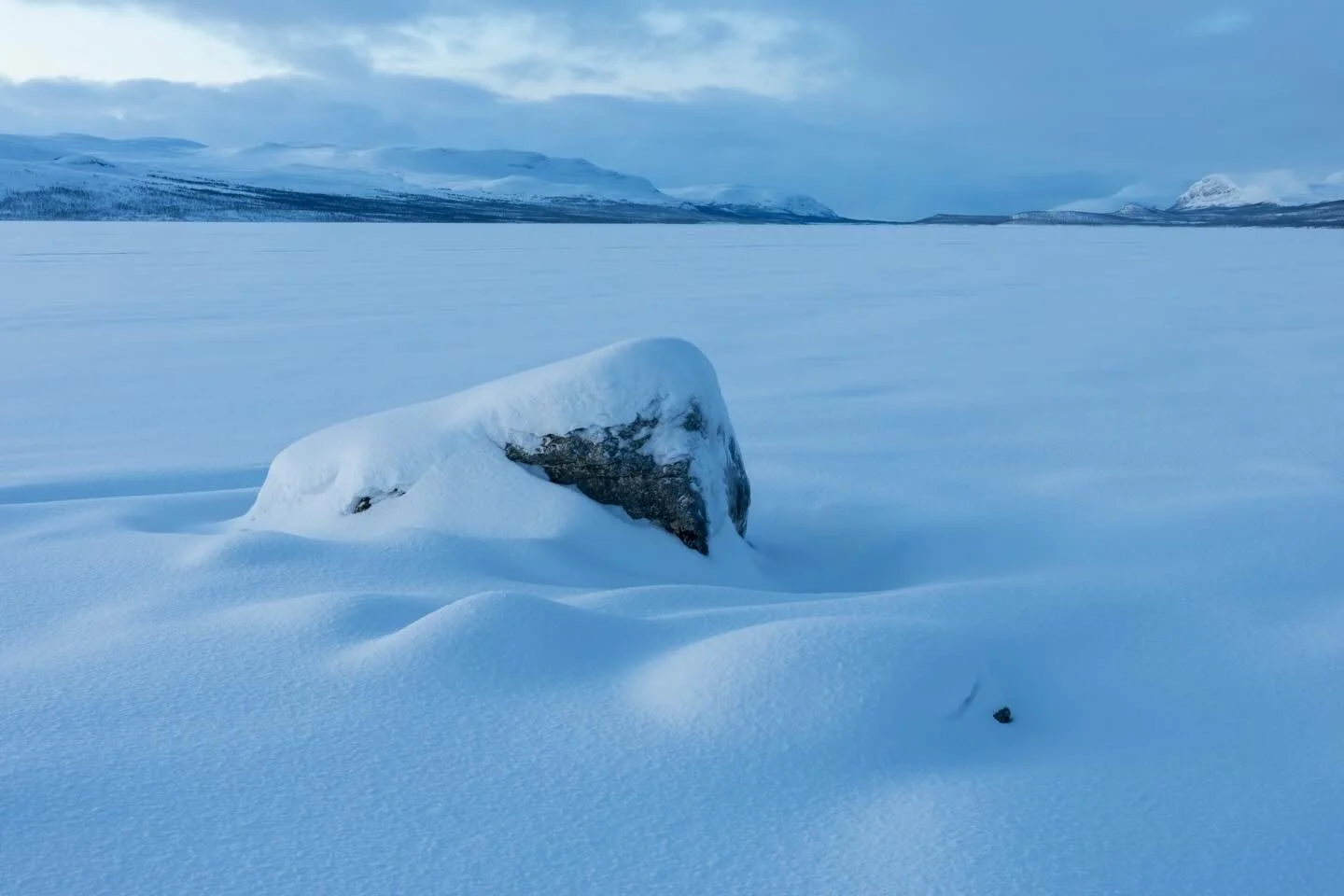Lapin kaamos ei ole lainkaan valoton. Alkutalvi Etel&auml;-Suomessa ei ole ollut lainkaan talvi vaan pime&auml;, m&auml;rk&auml; ja masentava. Viime viikon saimme nauttia kaamoksen sinisest&auml; valosta, lumesta, revontulista, pakkasesta ja tunturin