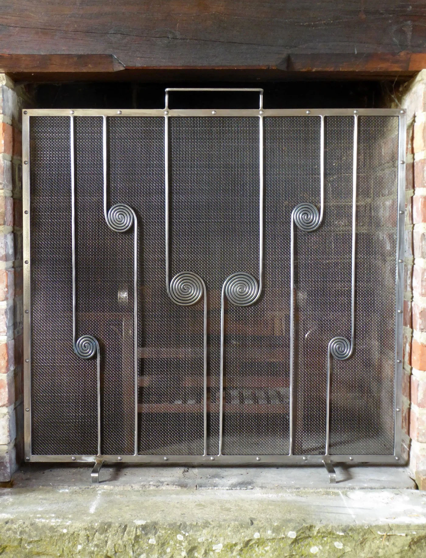 rectangular-flat screen-fireguard-wooden-beam-concrete-base.jpg