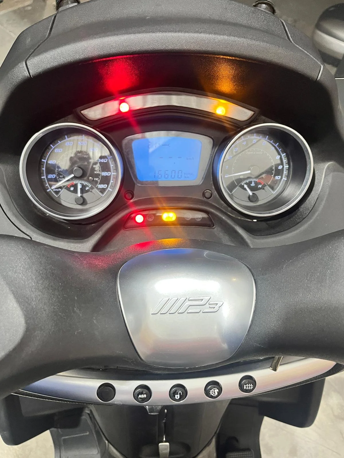 MP3 500 Sport ABS 08.jpeg