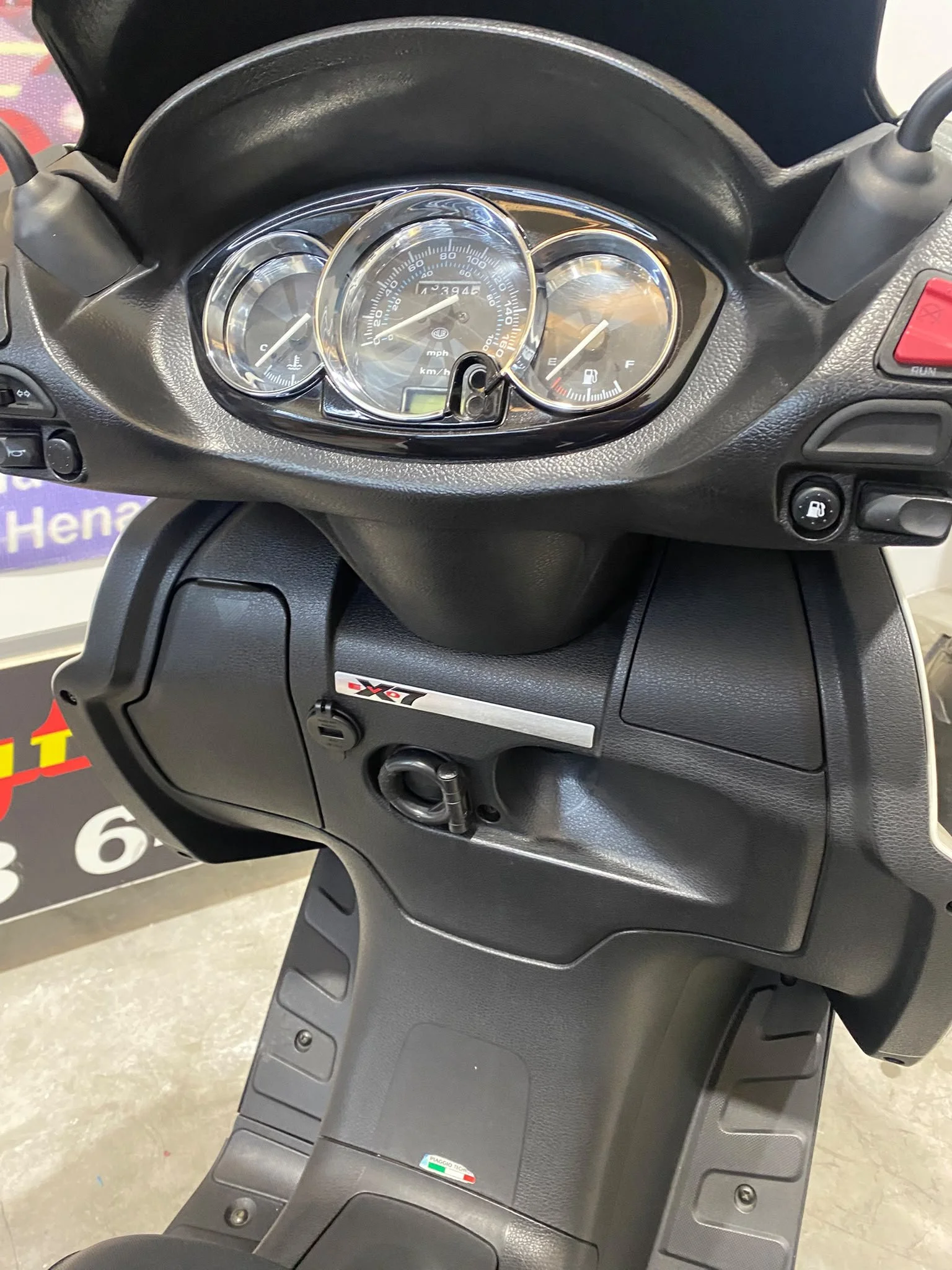 Piaggio 300 x7 02.jpeg