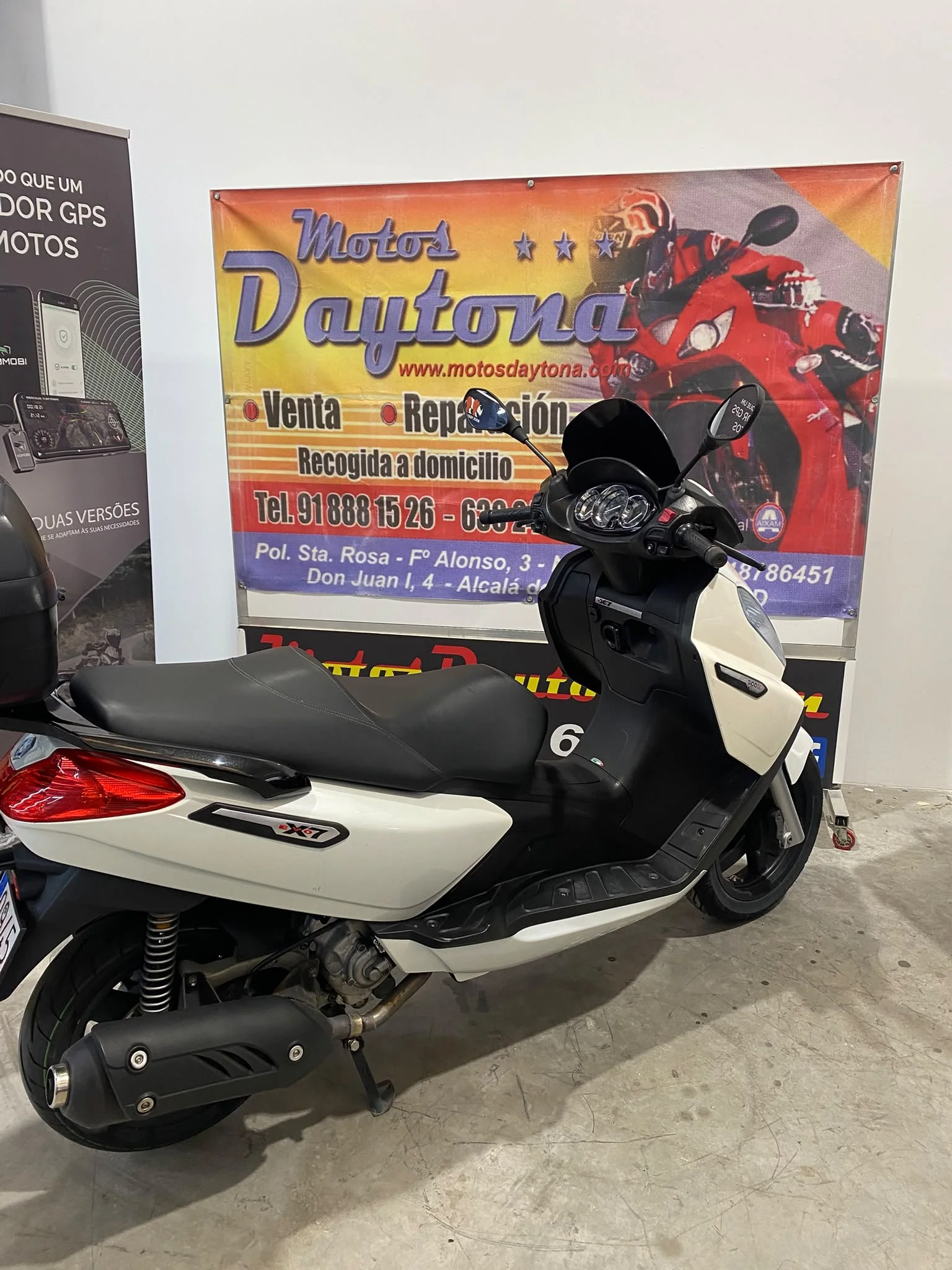 Piaggio 300 x7 05.jpeg