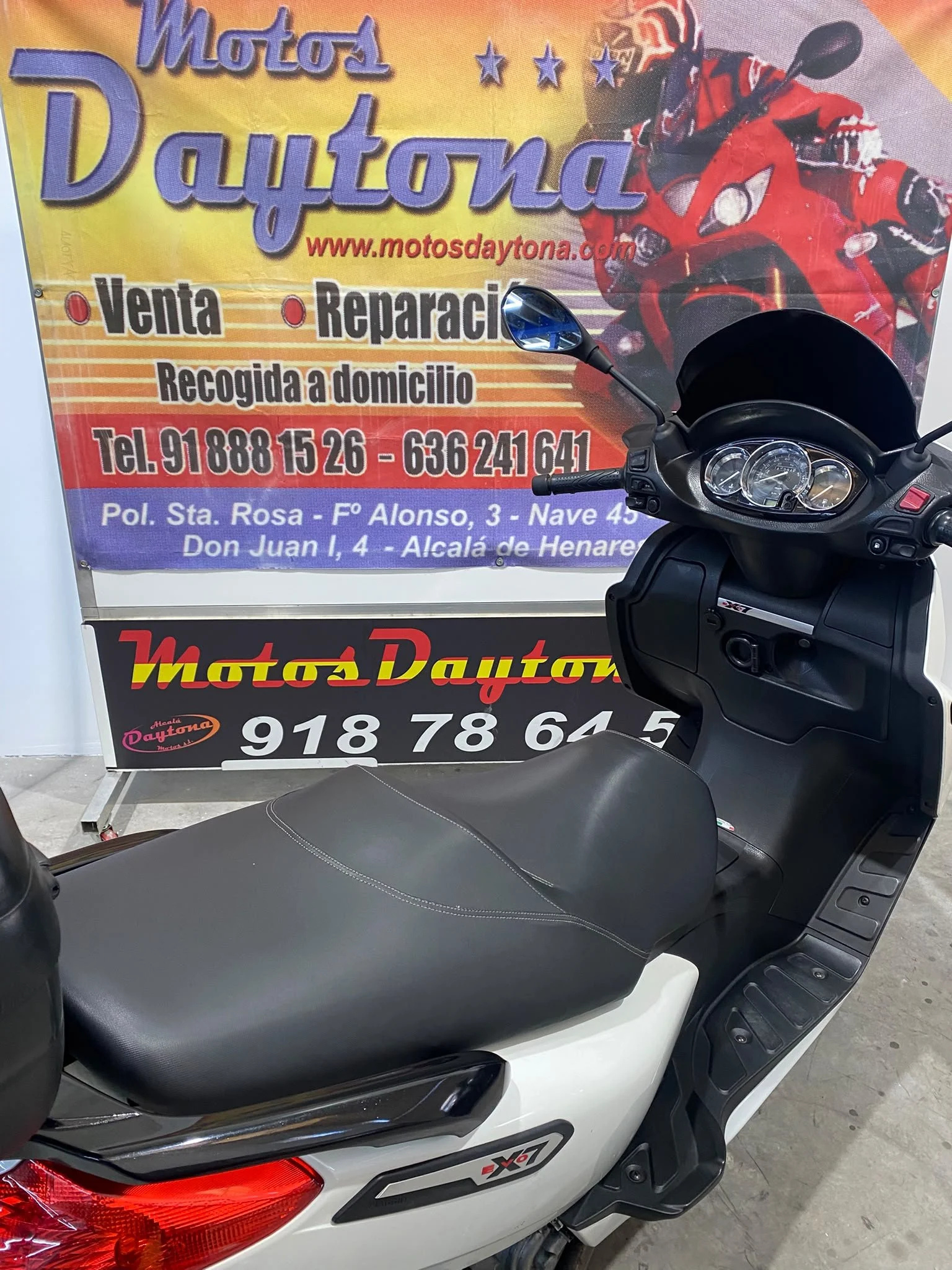 Piaggio 300 x7 04.jpeg