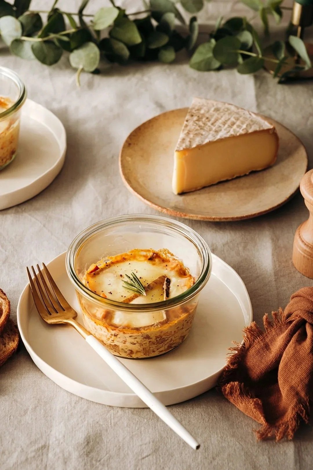 Stylisme culinaire fromage Saint-Nectaire, mise en scène estivale, photographe food Pau