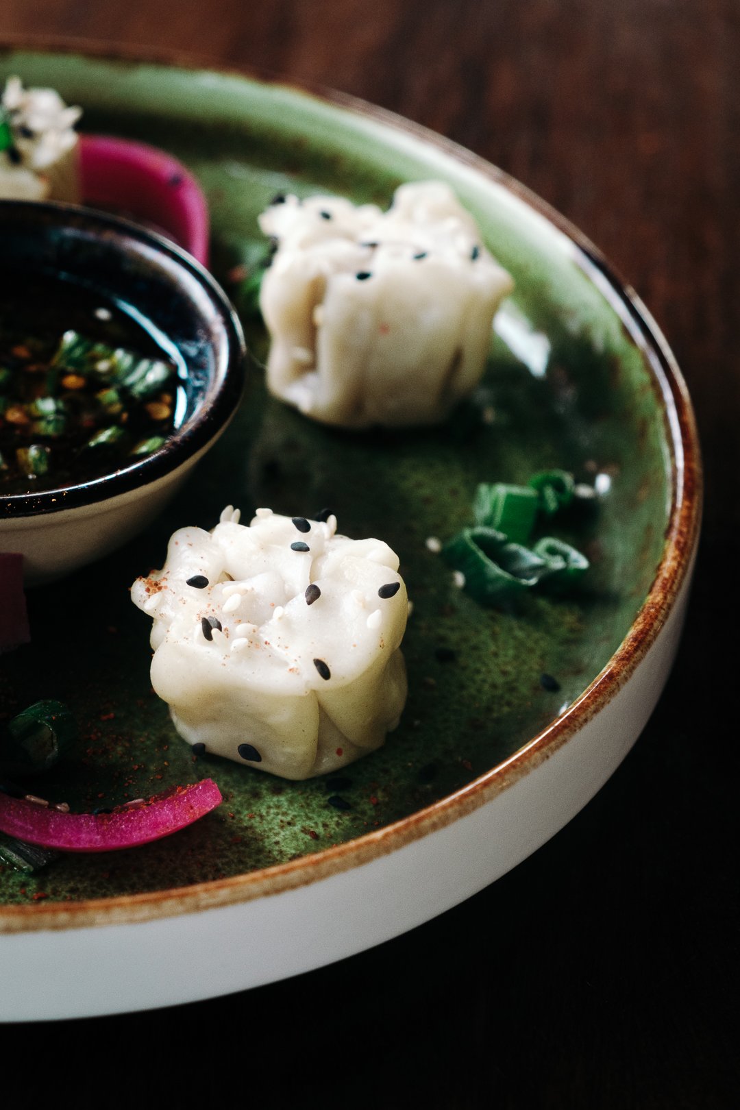 Photo culinaire d'un plat de saison au restaurant El Nido, style épuré et lumineux.