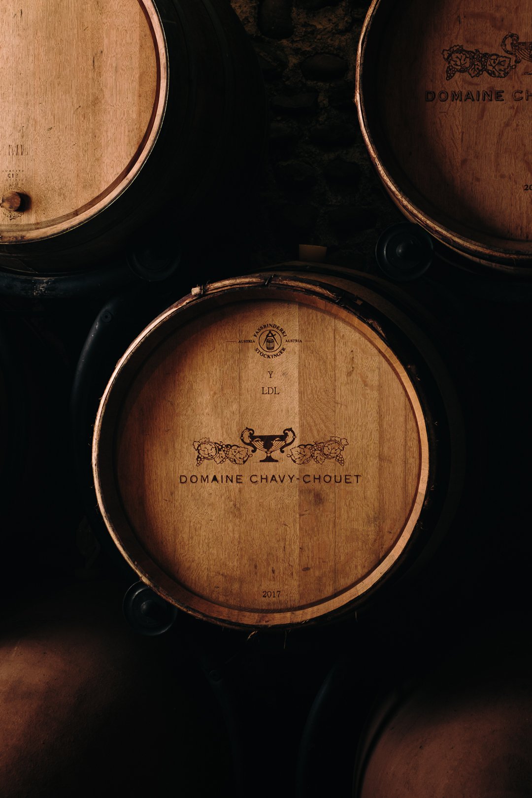 Reportage photographique dans le chai du Domaine Castera à Monein, ambiance bois et lumière flash, Jurançon Béarn