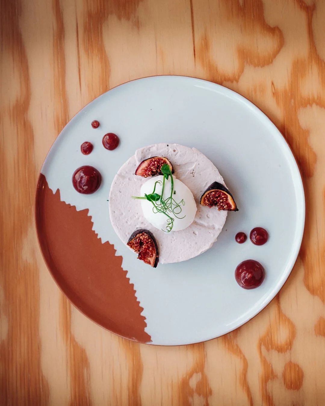 Photographie d'ambiance épurée et graphique de la salle du restaurant Saisons à Pau.