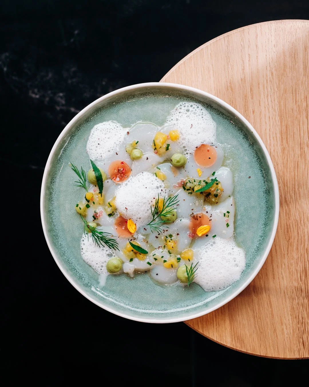 Photographie d'ambiance épurée et graphique de la salle du restaurant Saisons à Pau.