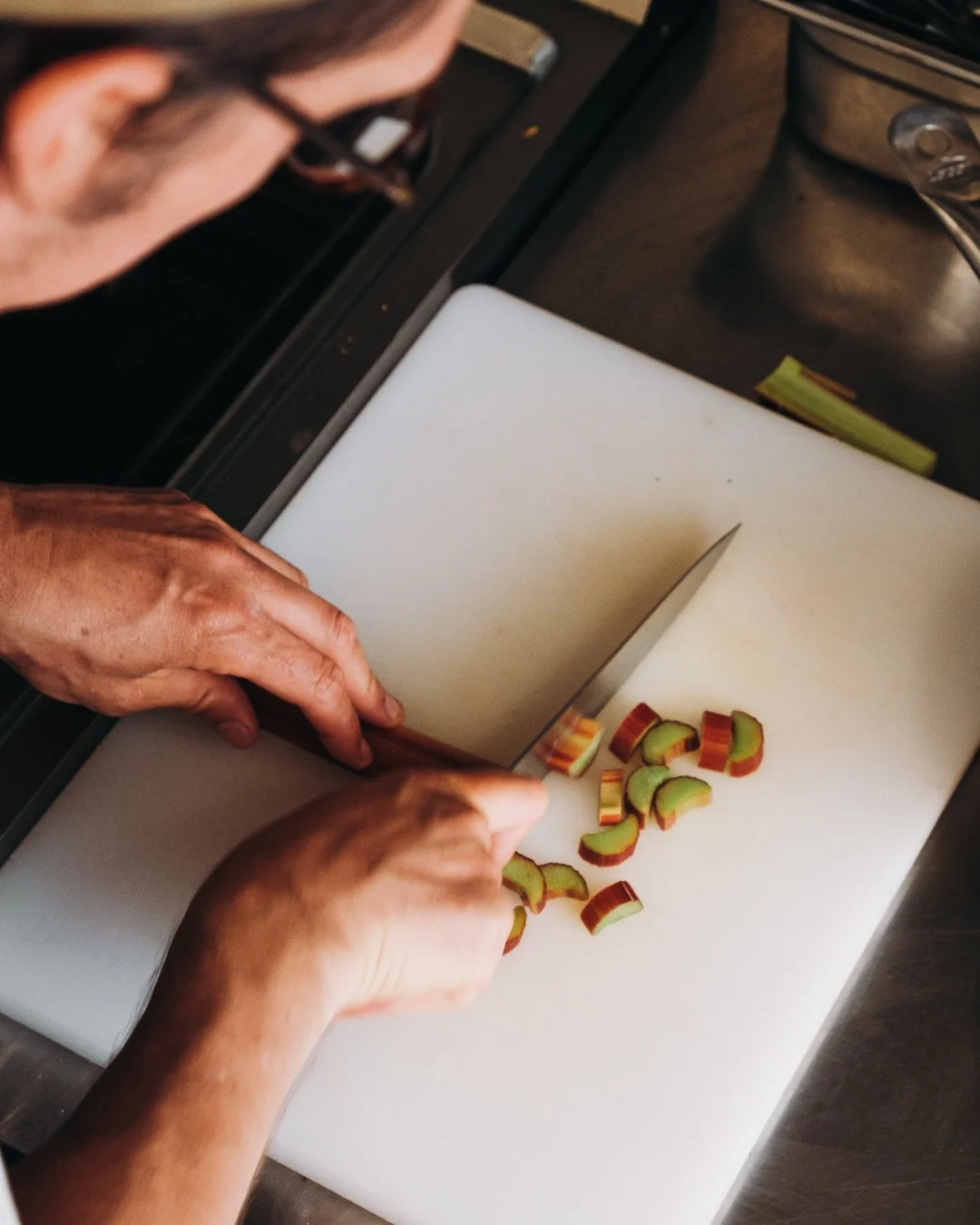 Capture vidéo au boîtier pour Reels Instagram au restaurant Saisons, focus sur le geste du chef