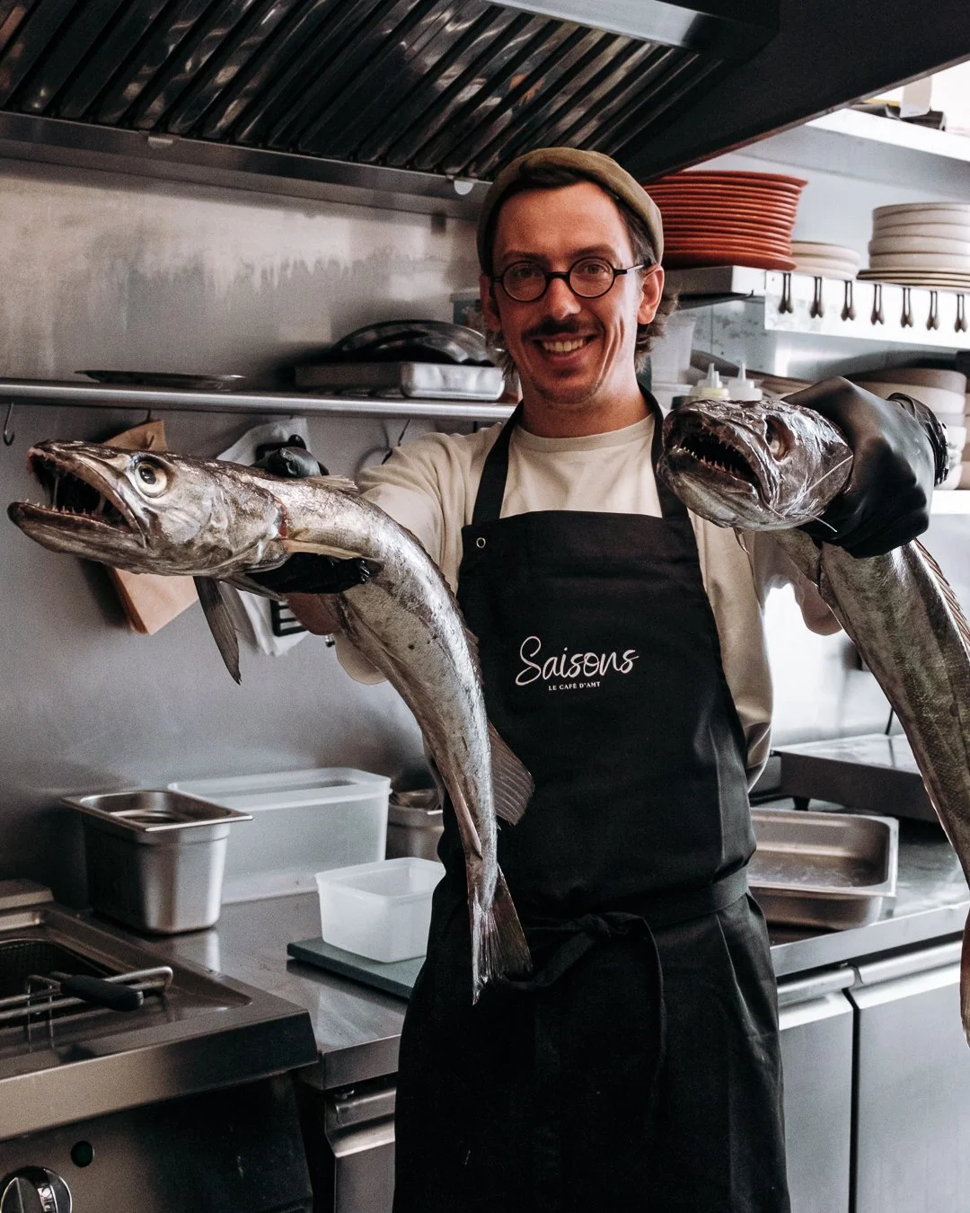 Reportage photo équipe en cuisine au restaurant Saisons, valorisation du métier et de l'humain.
