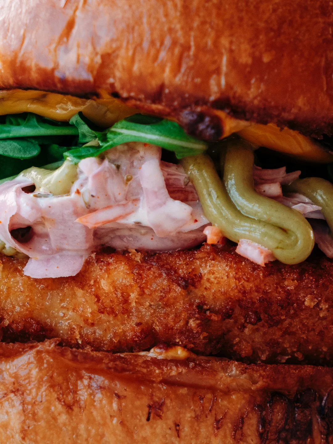 Mise en avant d'un plat à la carte de Saisons, photographe culinaire Pau, style minimaliste.