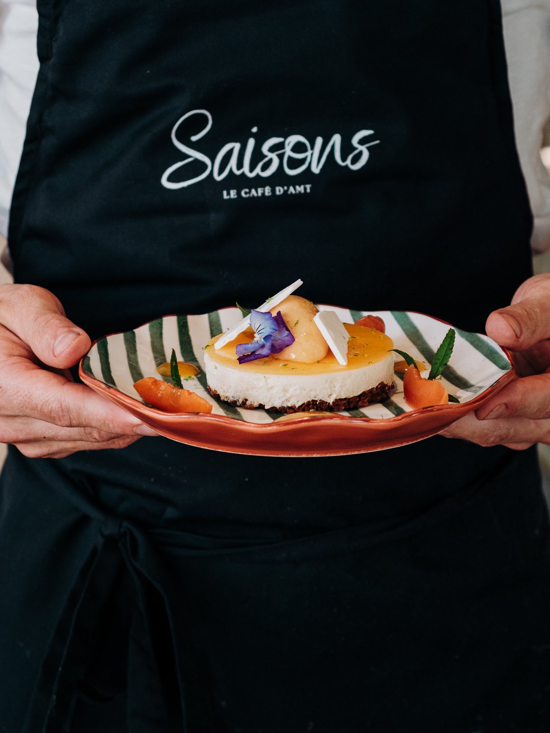 Mise en avant d'un plat à la carte de Saisons, photographe culinaire Pau, style minimaliste.