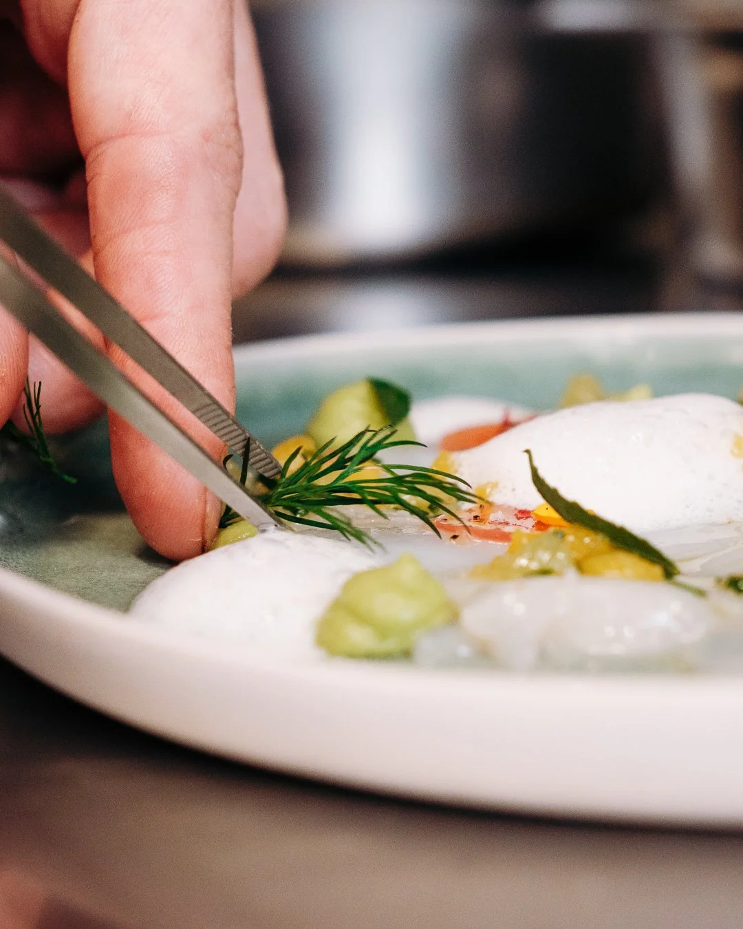 Reportage photo équipe en cuisine au restaurant Saisons, valorisation du métier et de l'humain.