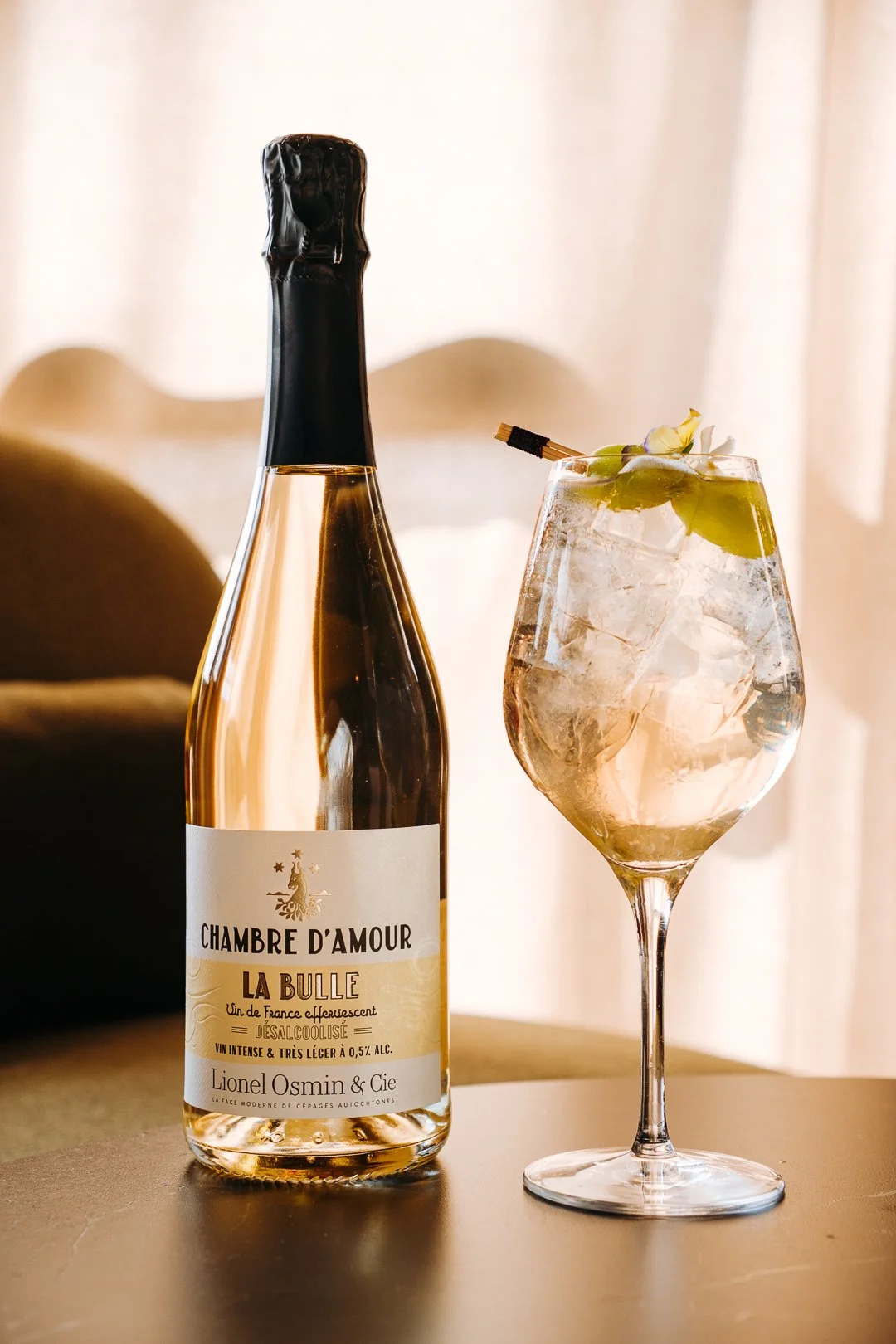 Mise en scène esthétique de bouteilles Chambre d'Amour et cocktails signatures au bar pour communication BtoB