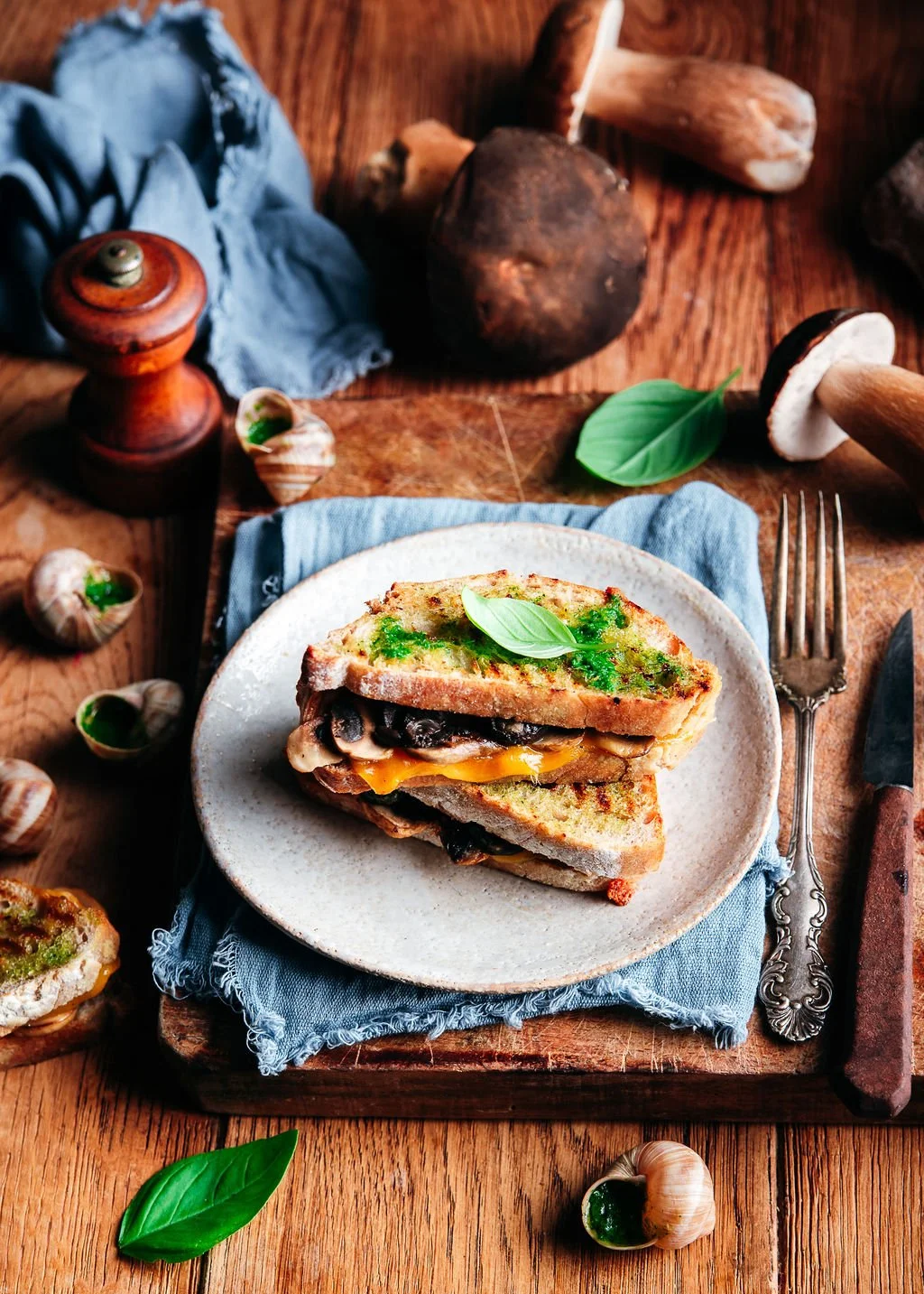 Stylisme et photographie culinaire en studio à Monein pour Minja &amp; Cara't, grilled cheese aux champignons des bois, magazine food Béarn