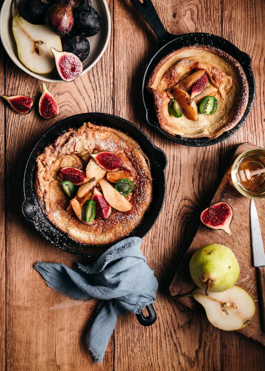 Photographie culinaire studio pour le magazine Minja &amp; Cara't, pancake figues et poires en poêle fonte, direction artistique automnale, Béarn
