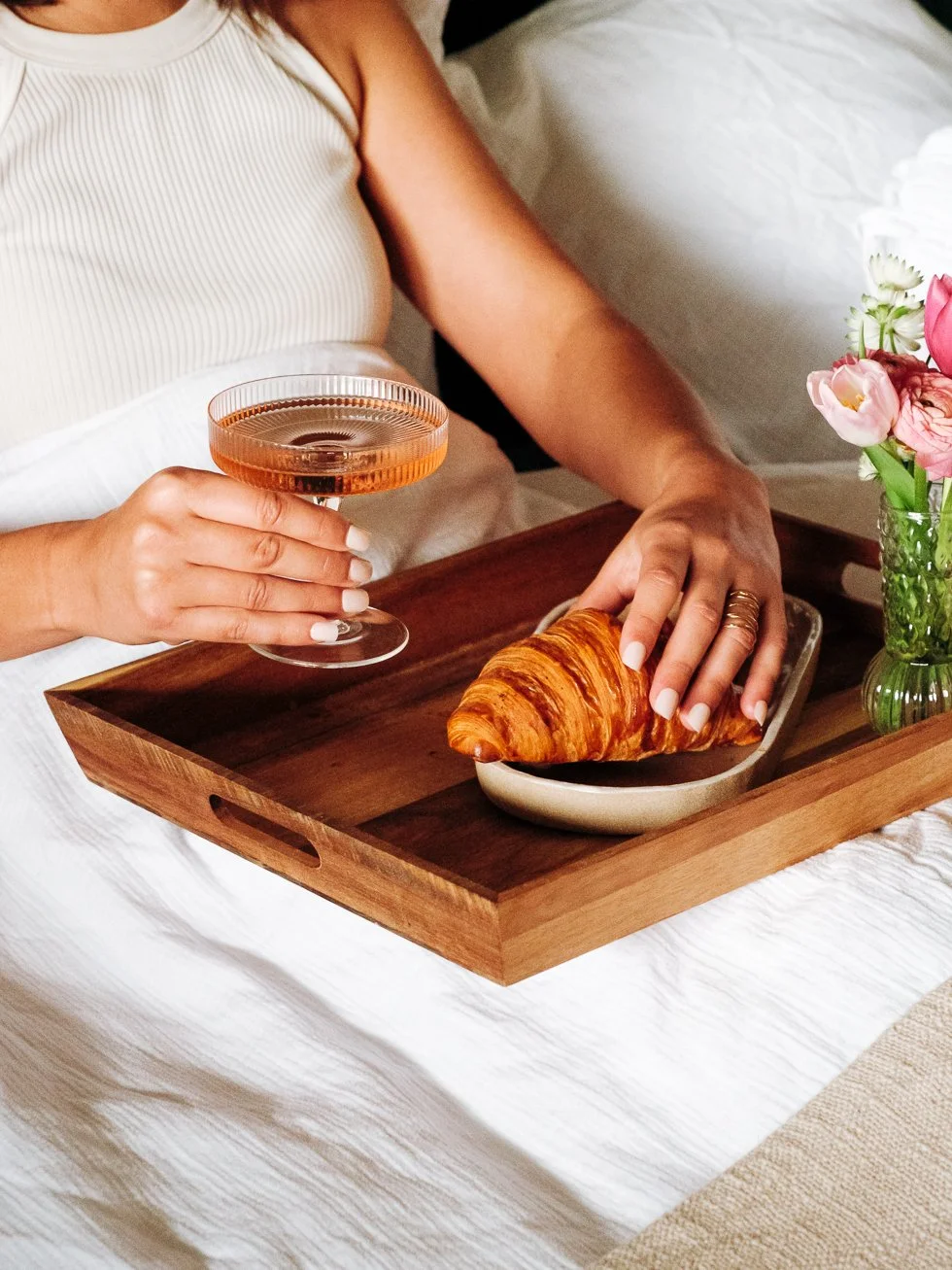 Ambiance matinale avec un croissant et un verre de pétillant sans alcool lors du shooting lifestyle à Cardesse.