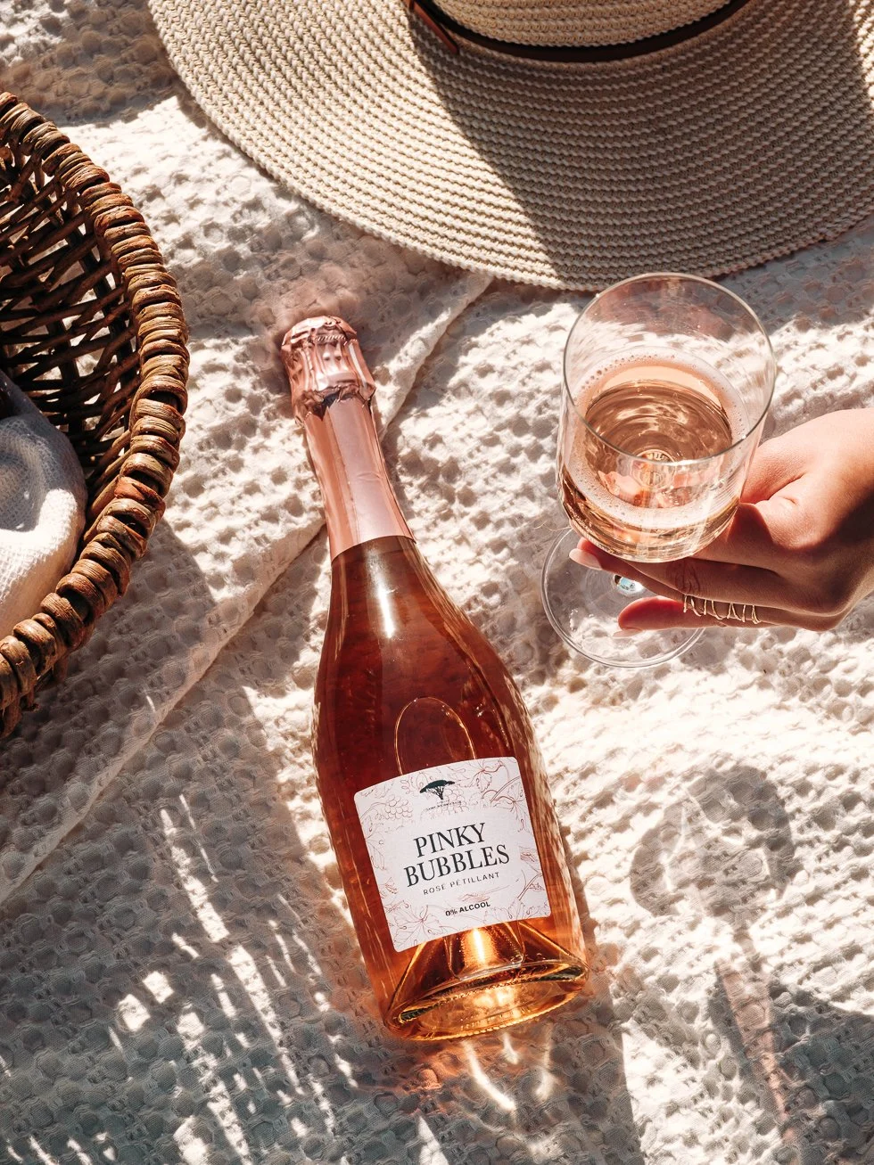 Mise en situation estivale d'un apéritif pique-nique avec la boisson Pinky Bubbles en Béarn
